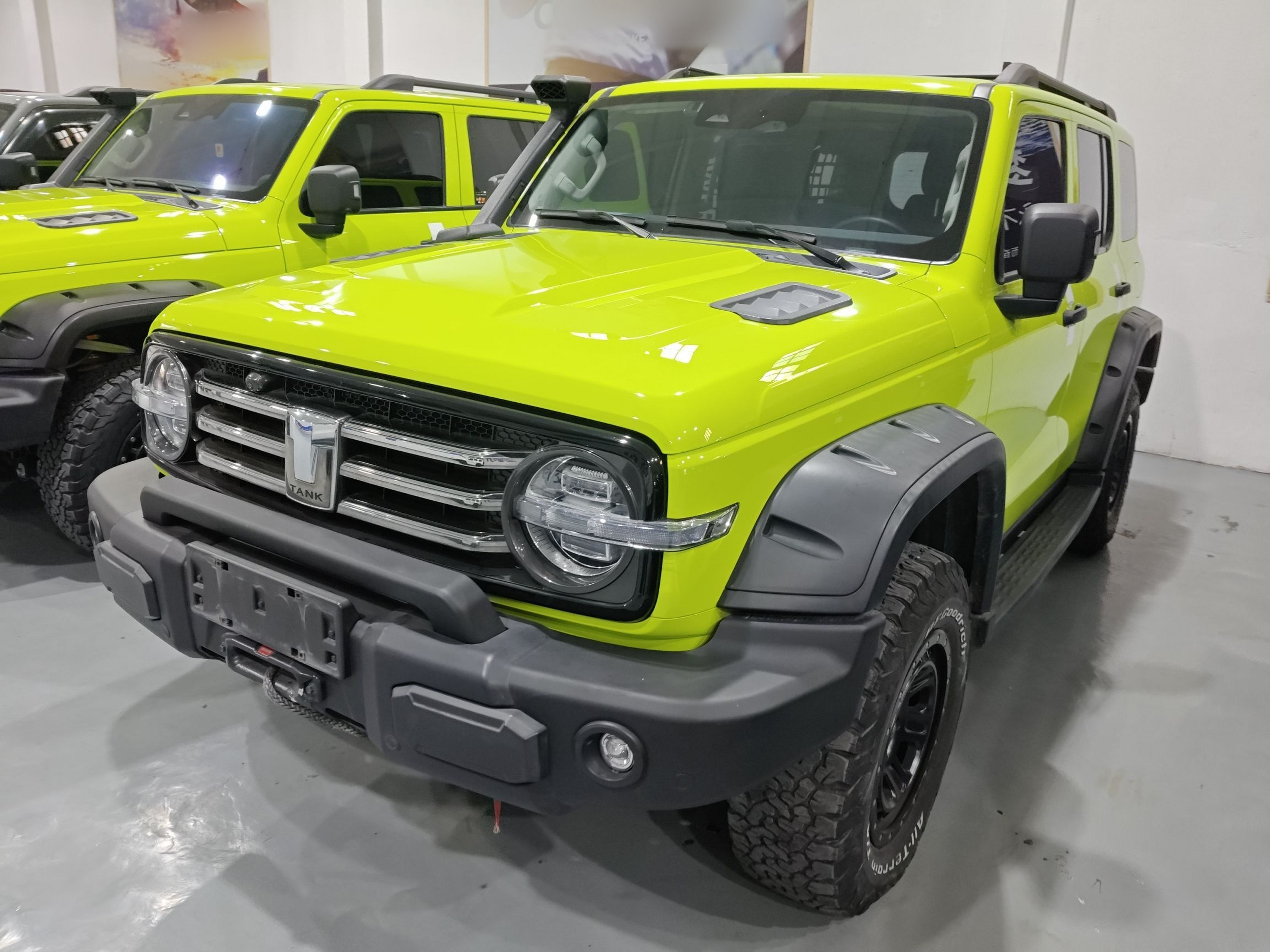 تحت مقدمة السيارة