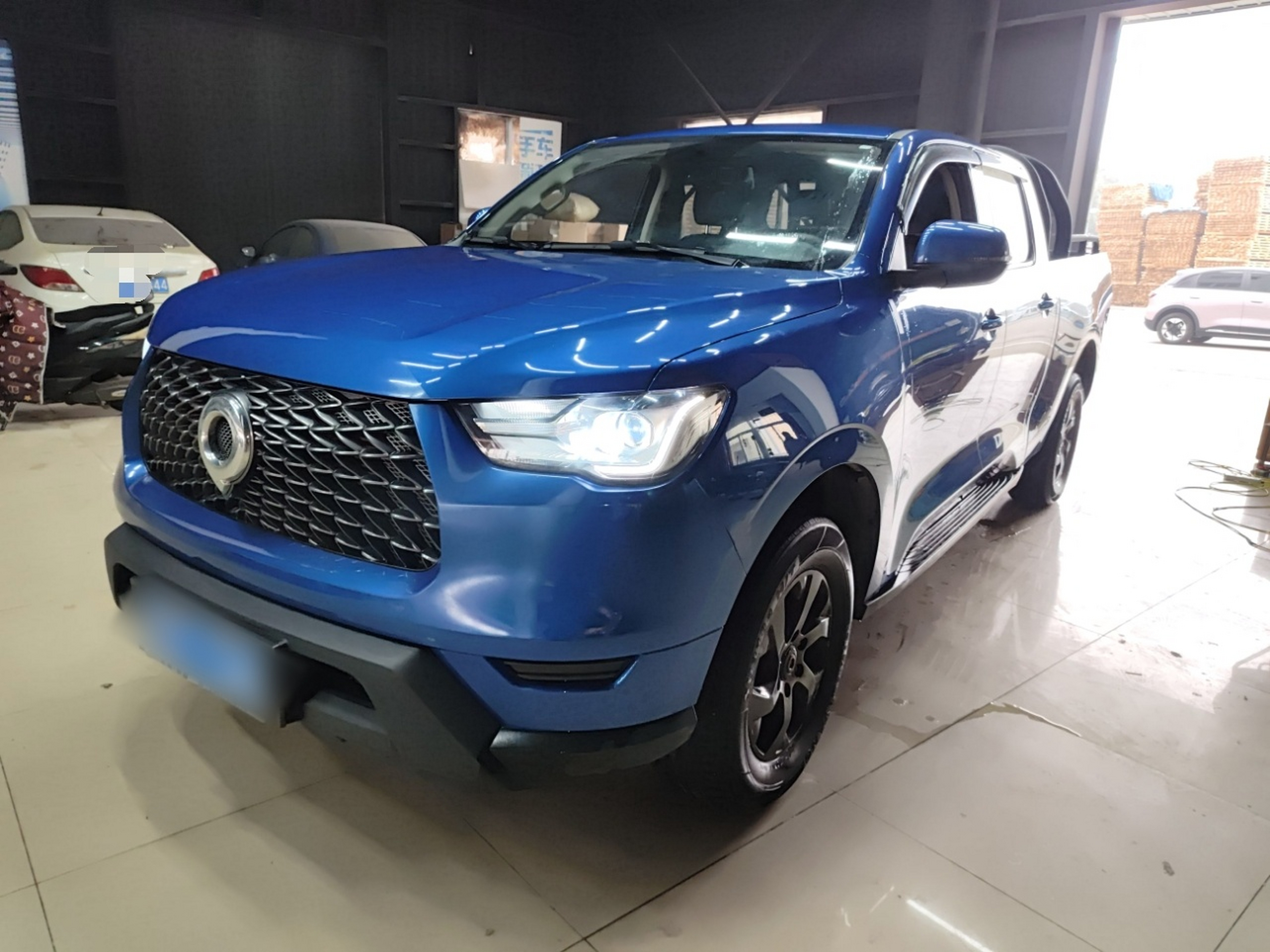 Под передней частью автомобиля