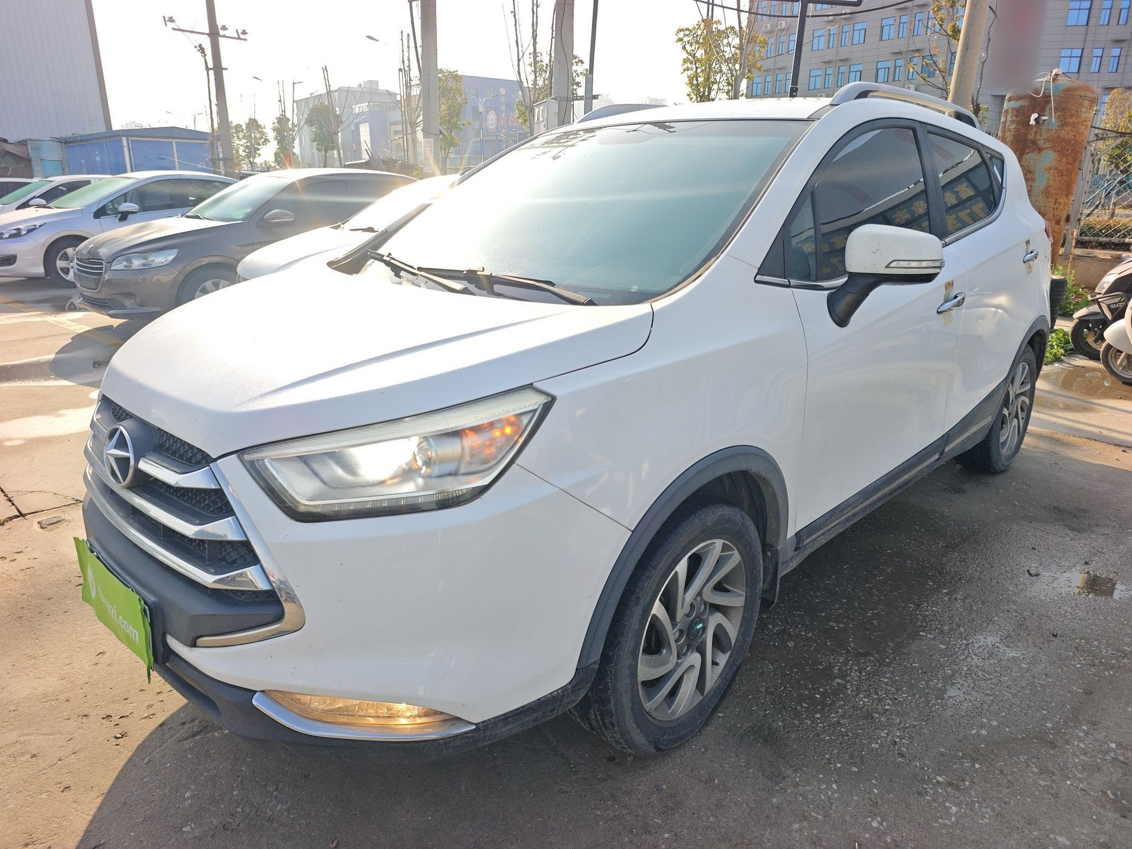 Под передней частью автомобиля