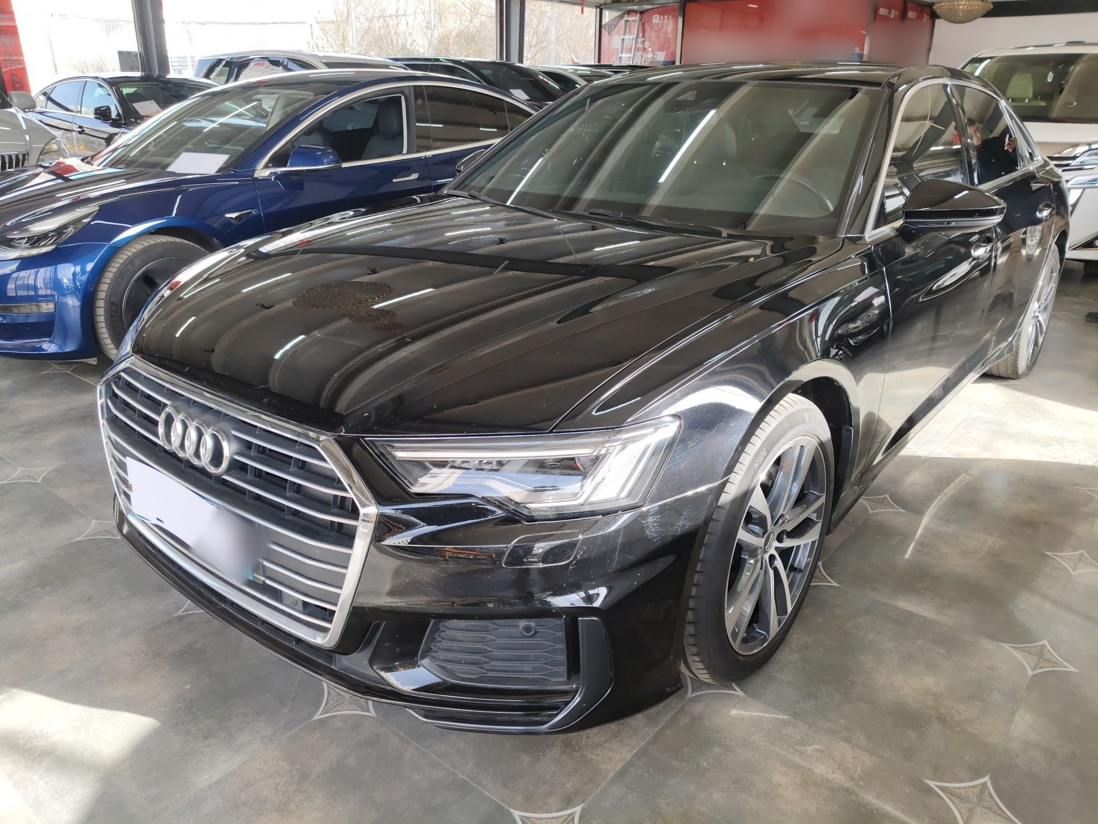 تحت مقدمة السيارة