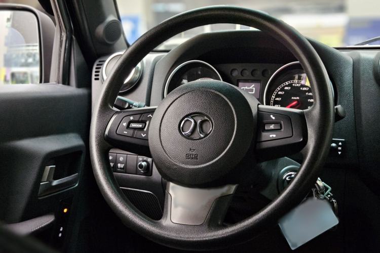 Used Beijing Auto BJ40 2016 40L 2.0T Manual Two-Wheel Drive Luxury Edition
