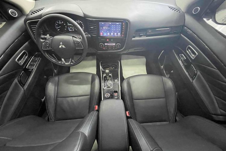 Used Mitsubishi Outlander 2019 2.4L 4x4 Zhi Xiang Edition 5 Seats China VI Standard
