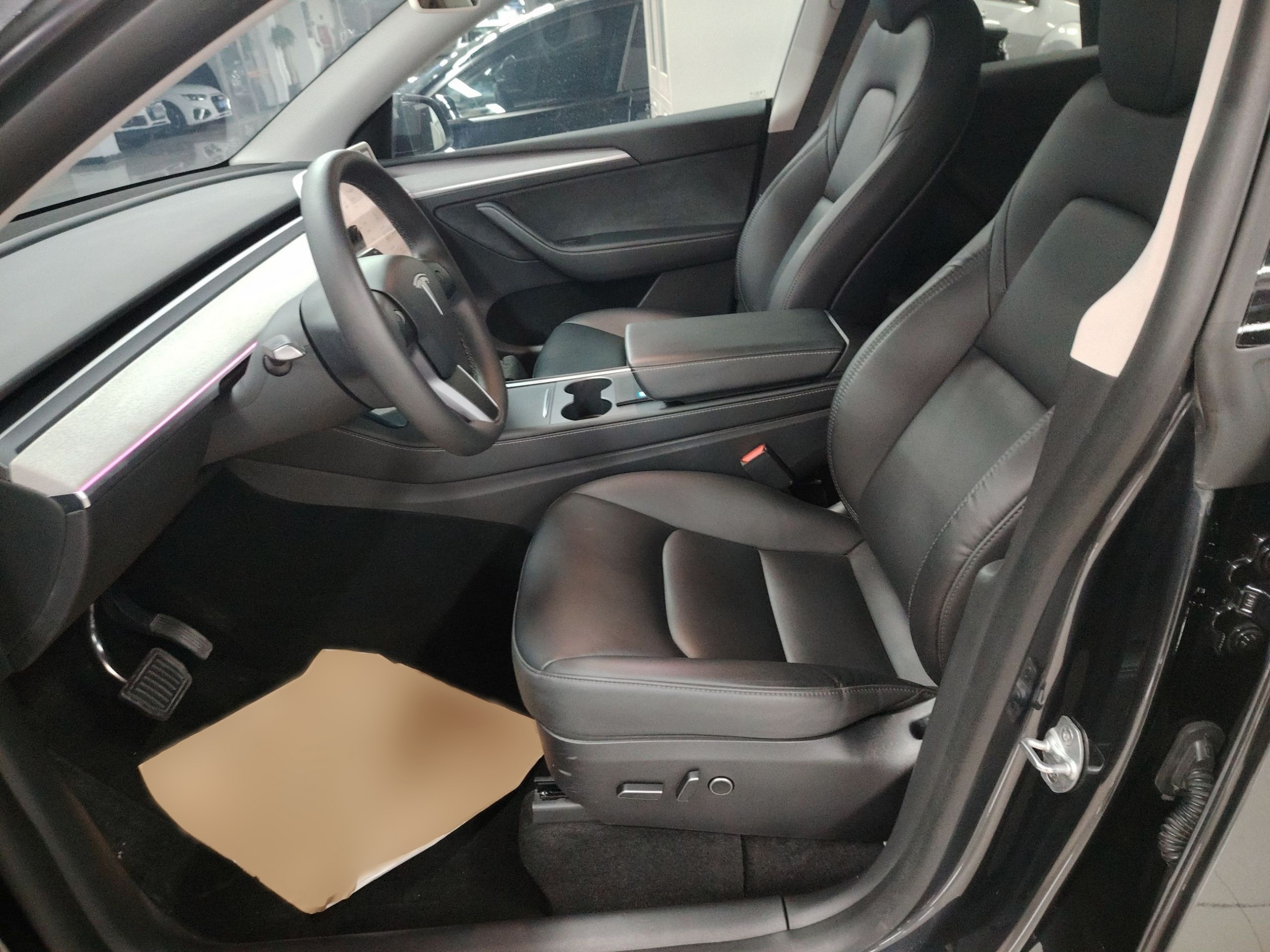 Переднее сиденье в автомобиле