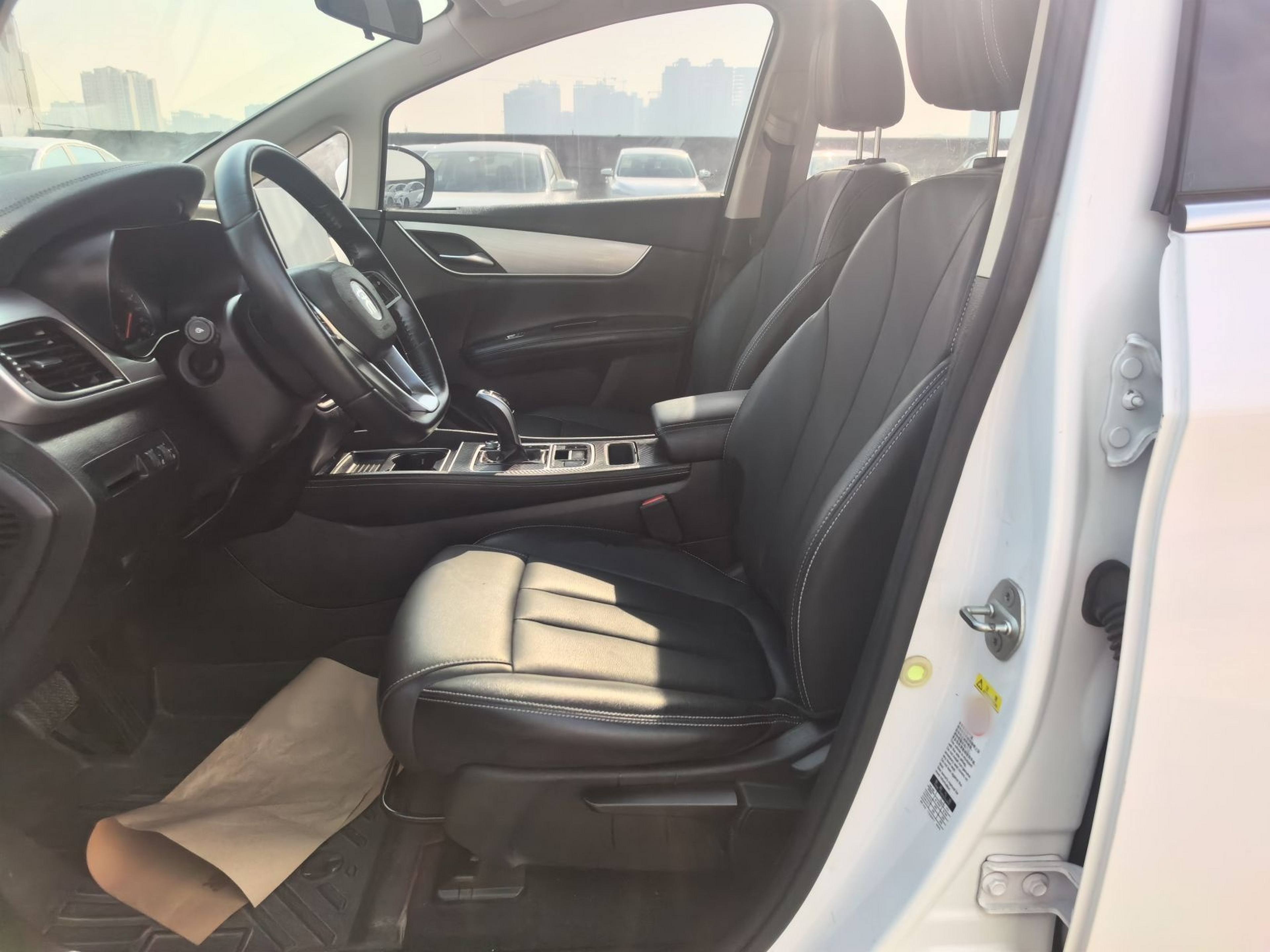 Переднее сиденье в автомобиле