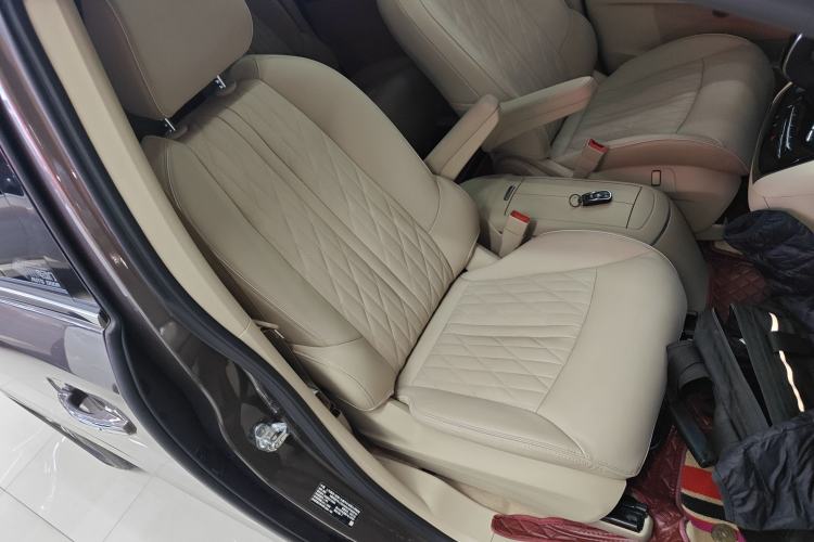 Used Buick GL8 2023 Facelifted Land Cruiser Executive Luxury Version
