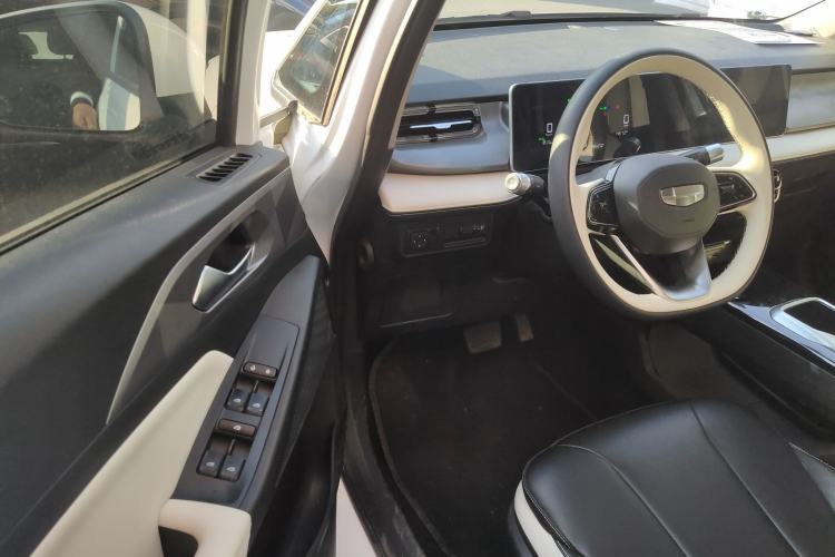 Used Geometry E Firefly 2024 401 km Fluorescent
