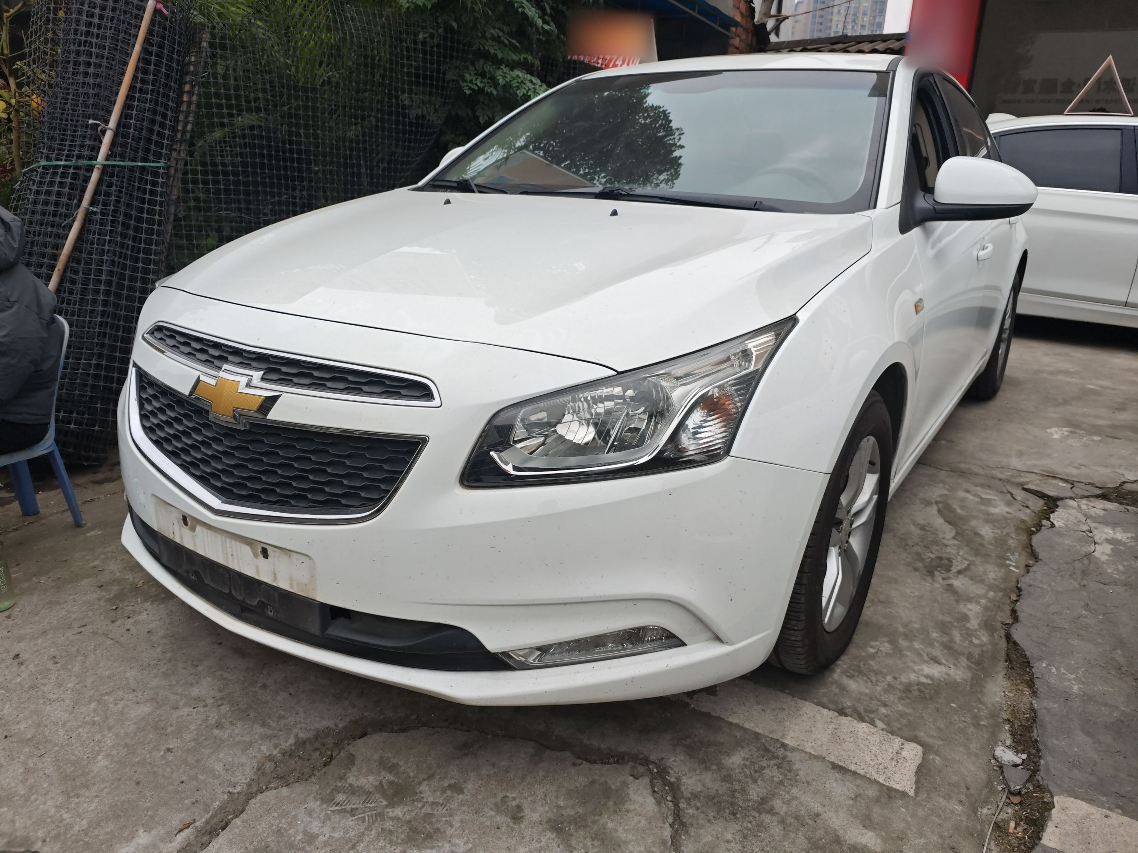 Под передней частью автомобиля