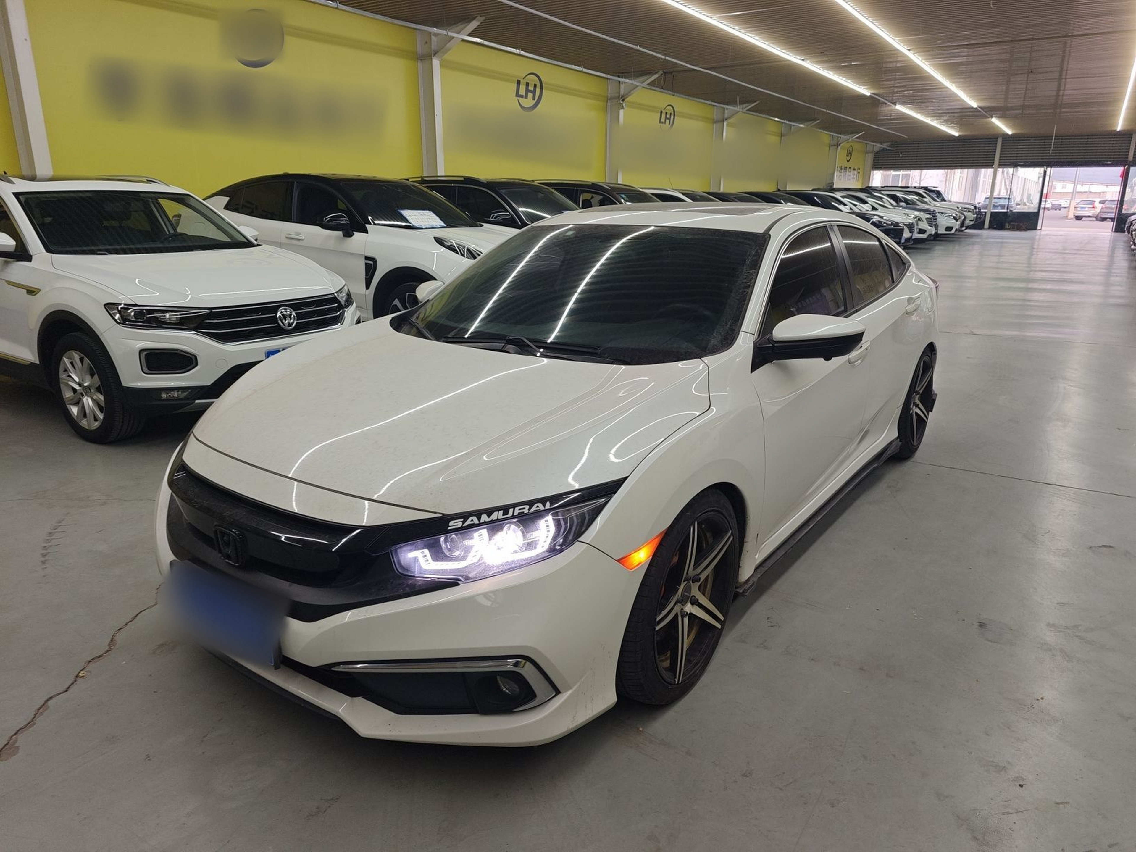 Под передней частью автомобиля