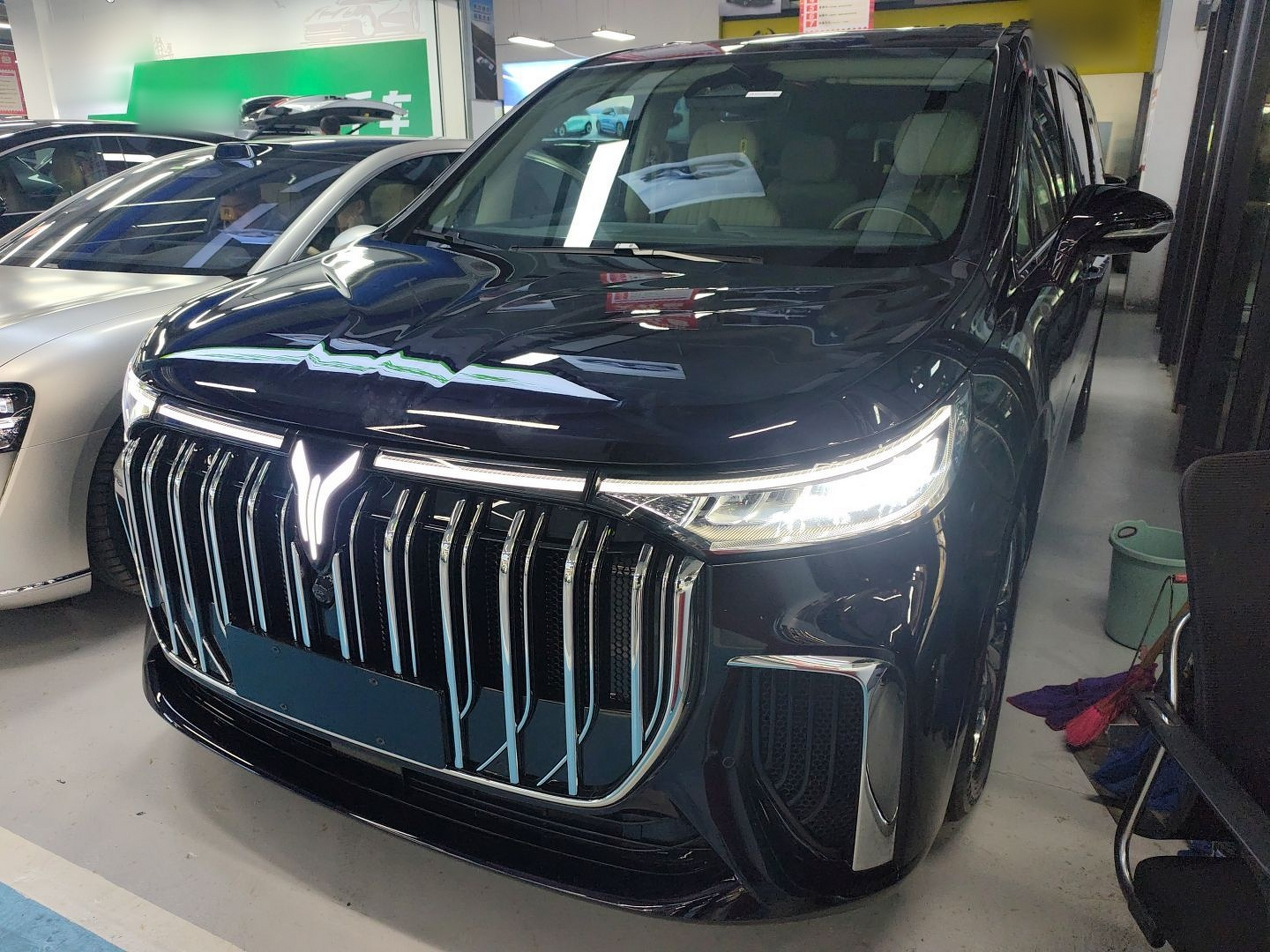 تحت مقدمة السيارة