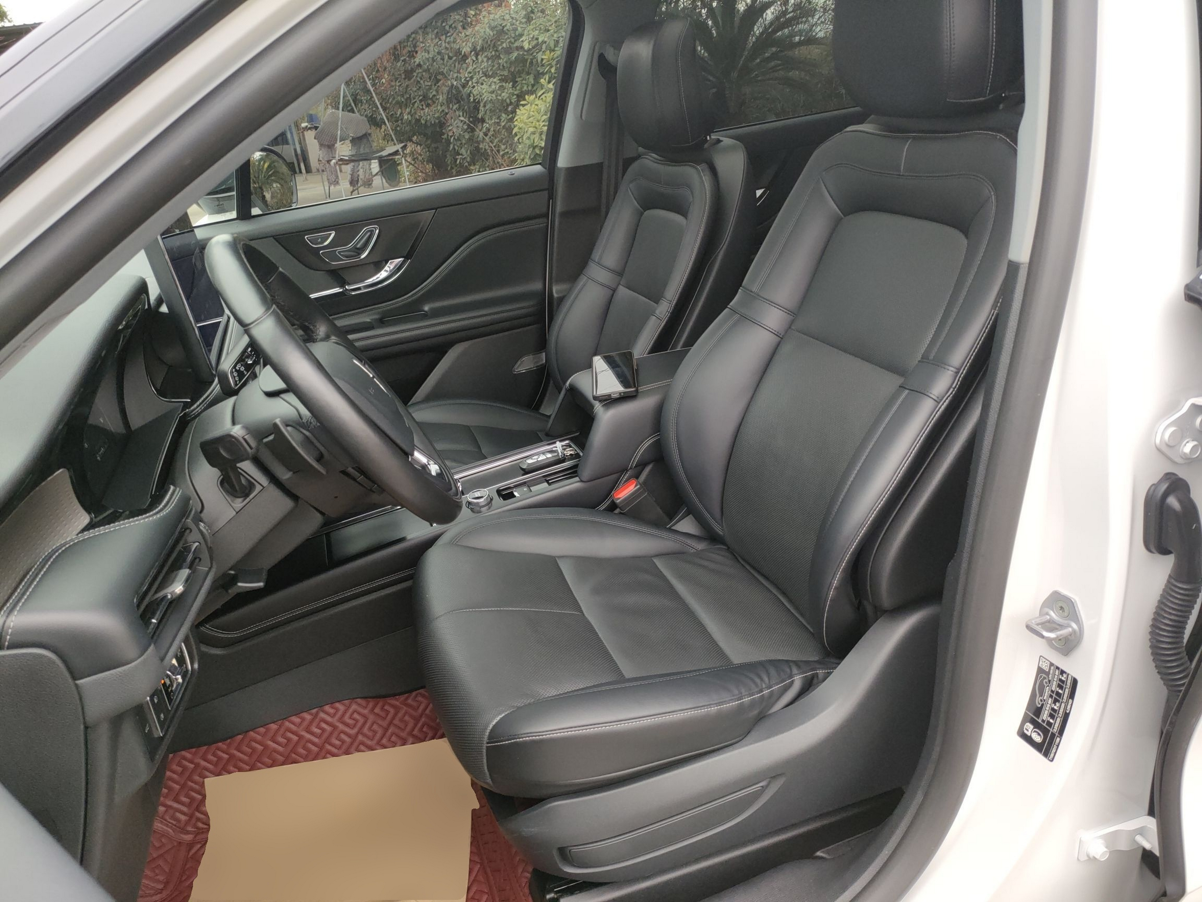 المقاعد الأمامية داخل السيارة