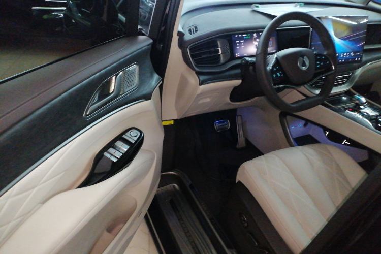 Used Denza D9 2025 DM-i Smart Drive 1020 Four-Wheel Drive Deluxe Model
