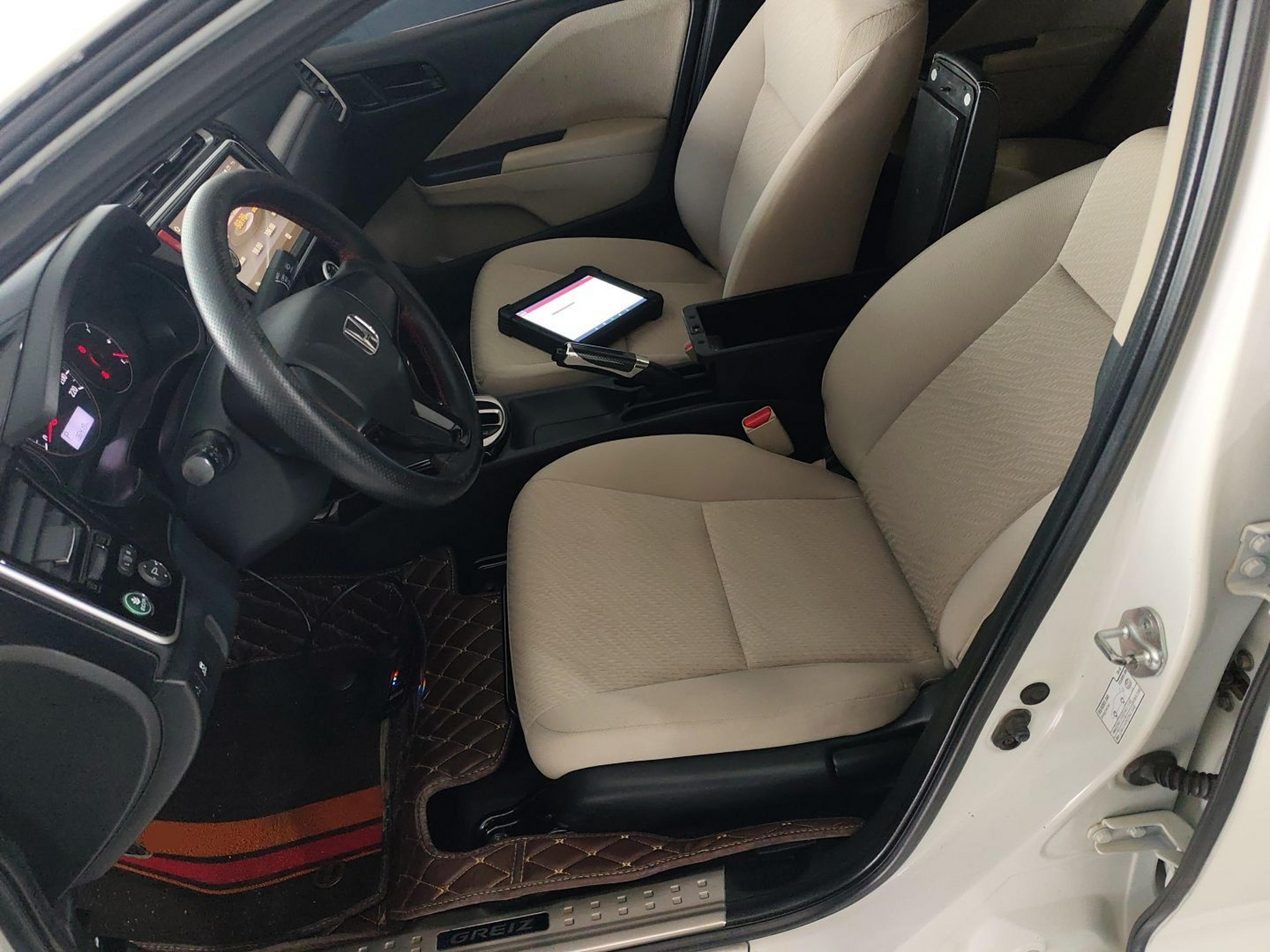 المقاعد الأمامية داخل السيارة