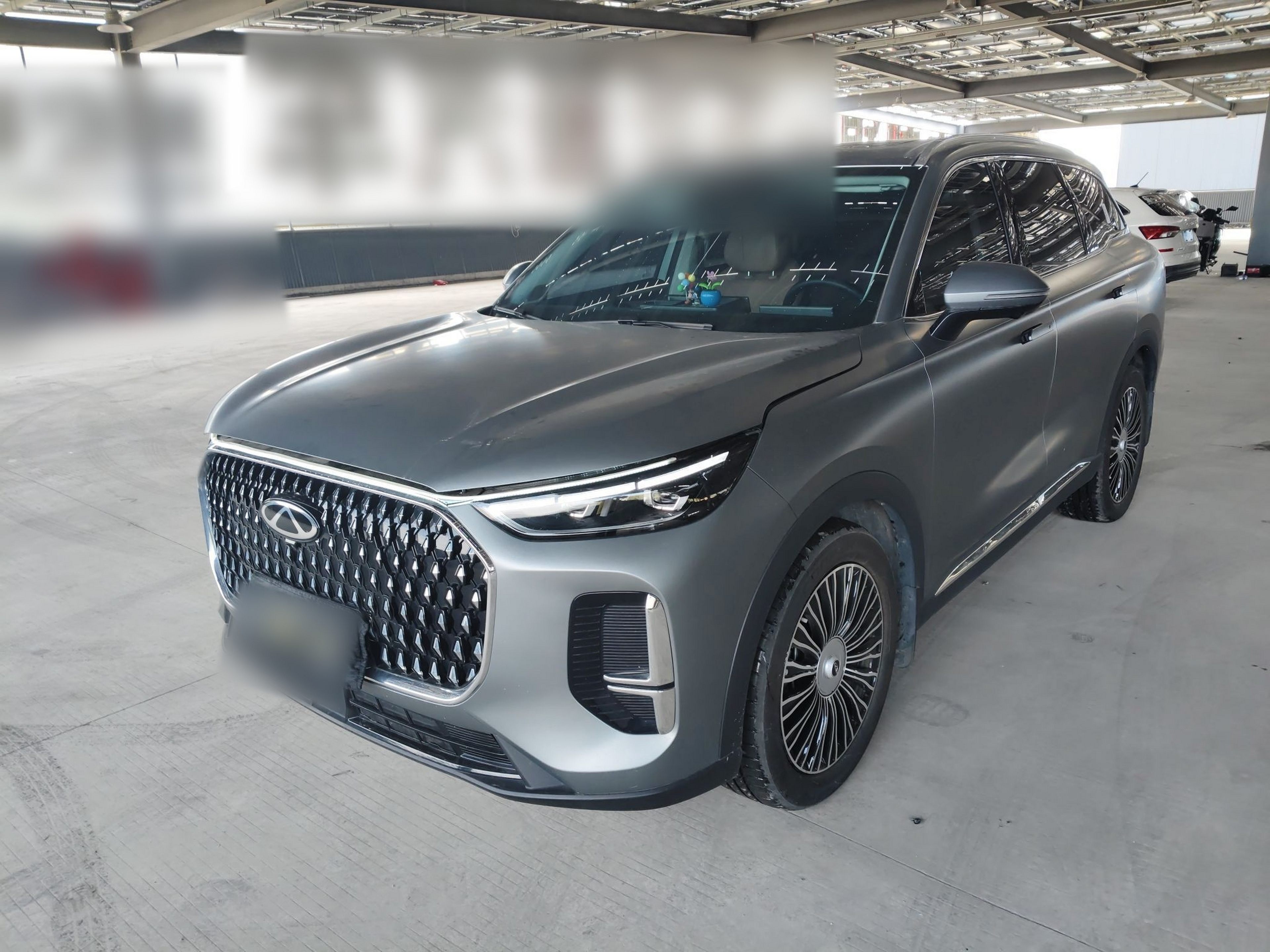 Под передней частью автомобиля