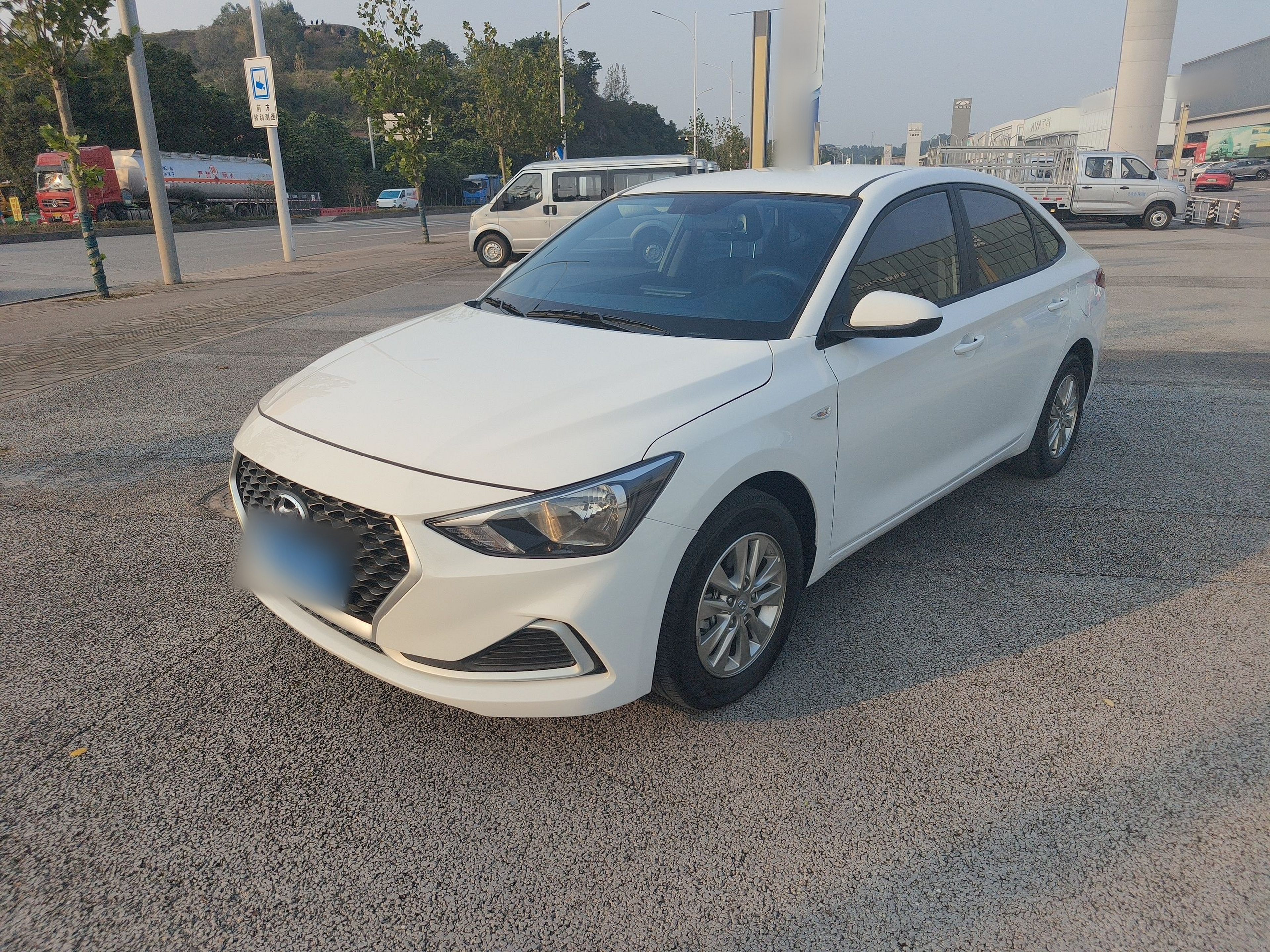 Под передней частью автомобиля