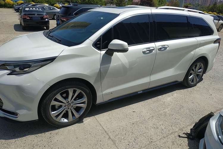 Used Toyota Sienna 2023 2.5L Hybrid Ultimate Edition
