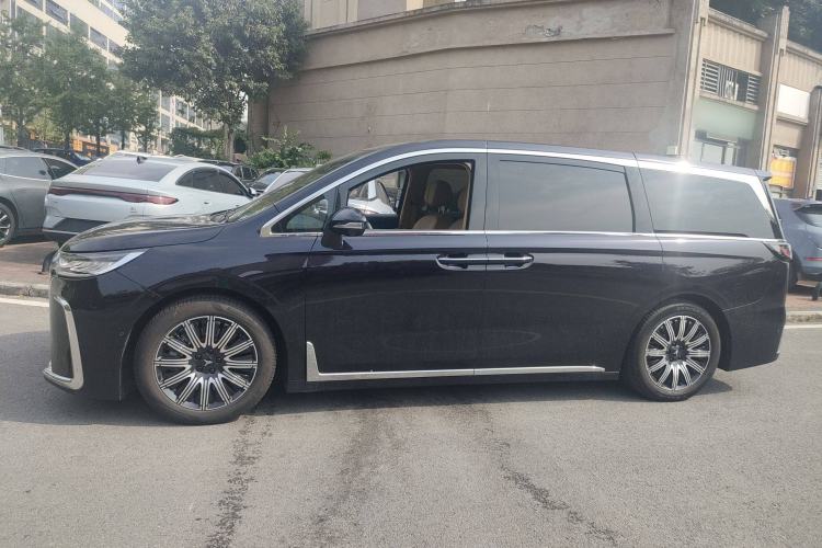 Used VOYAH Dream 2025 EV Four-Wheel Drive Flagship Kunpeng Edition
