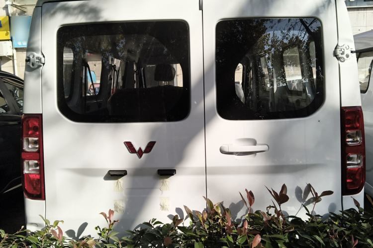 Used Wuling Yangguang 2024 300KM Comfort Version Passenger Van 75kW
