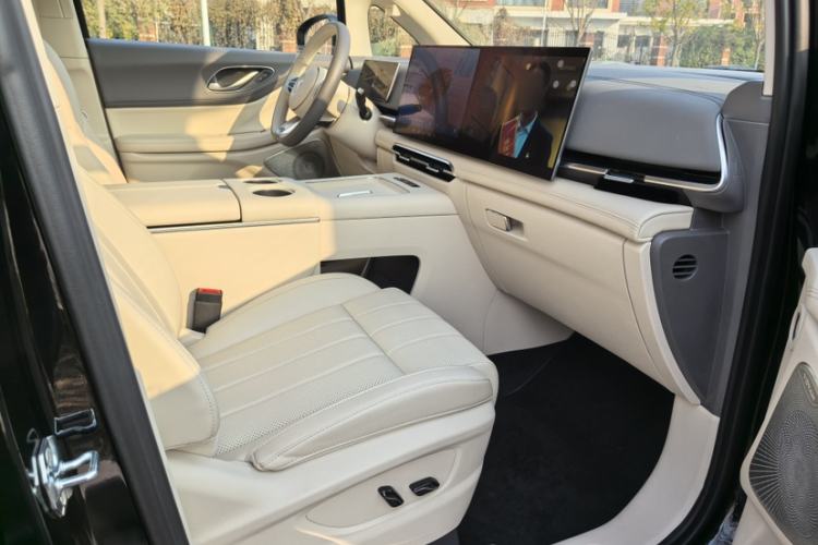 Used VOYAH Dream 2025 PHEV Four-Wheel Drive Prestige Kunpeng Edition
