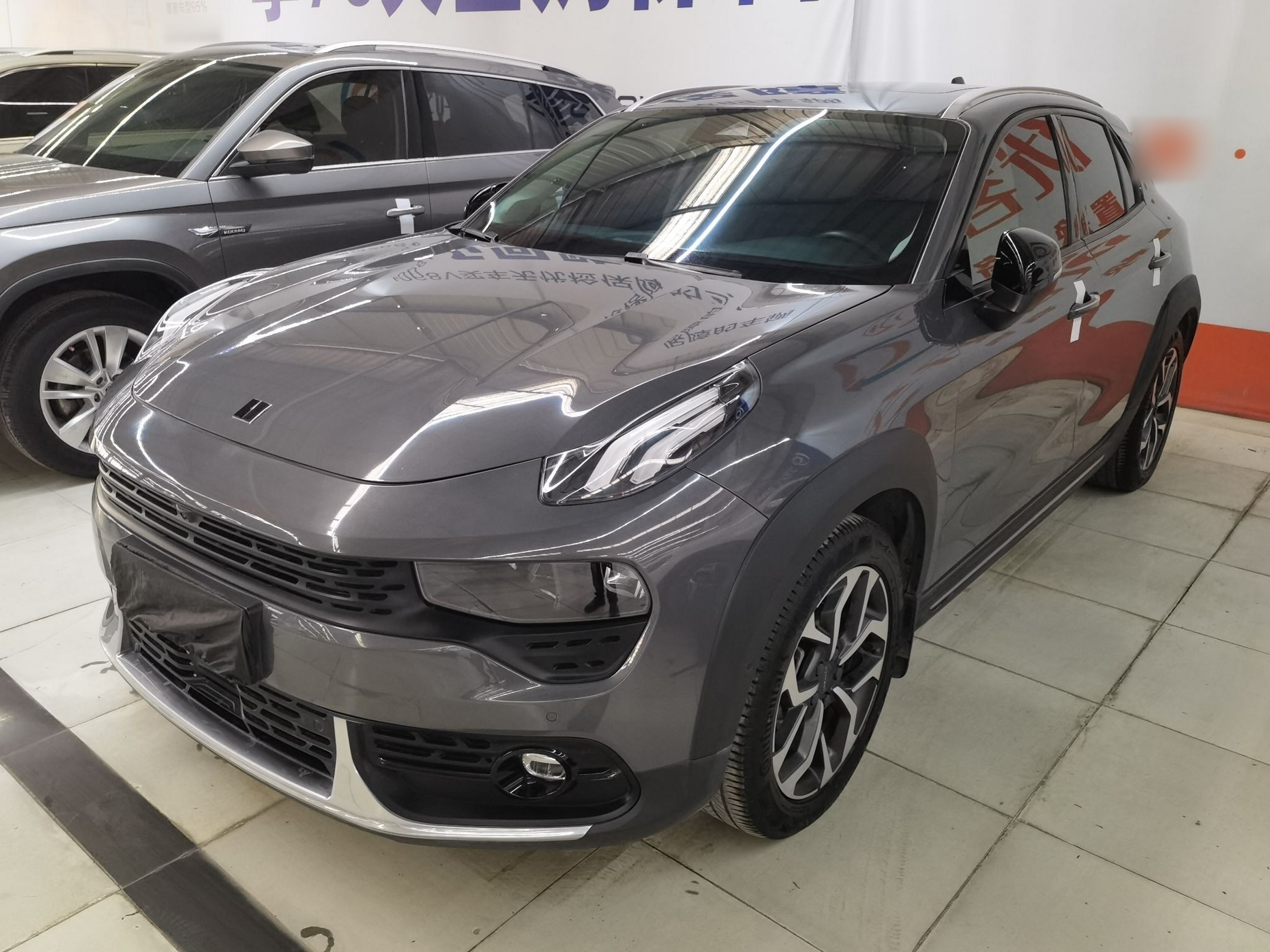 Под передней частью автомобиля