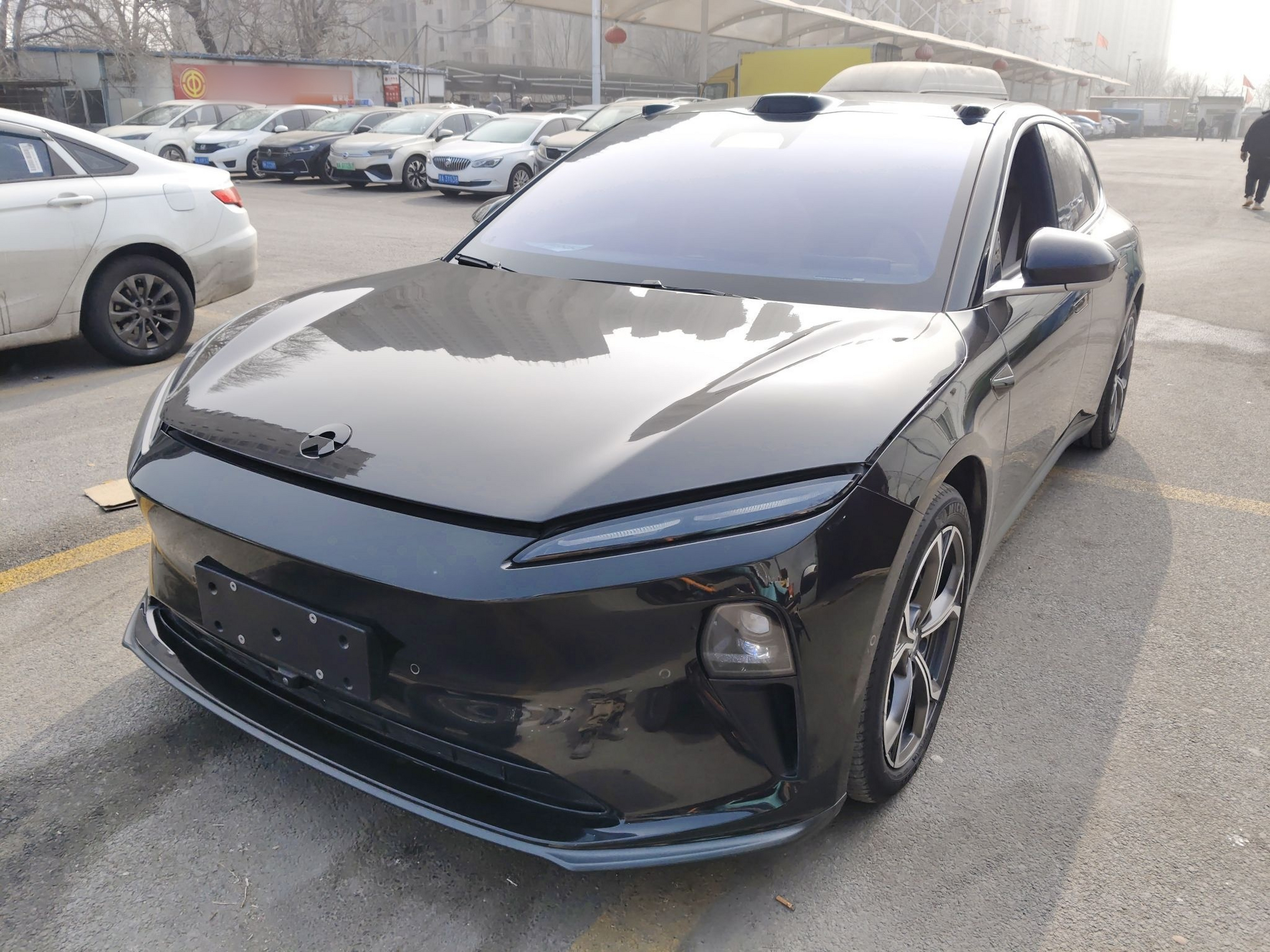 Под передней частью автомобиля