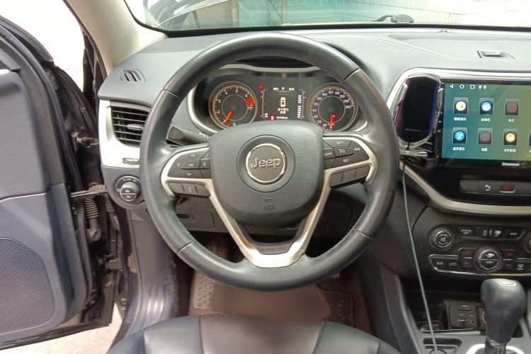 Used  Cherokee 2016 2.4L Leading Edition