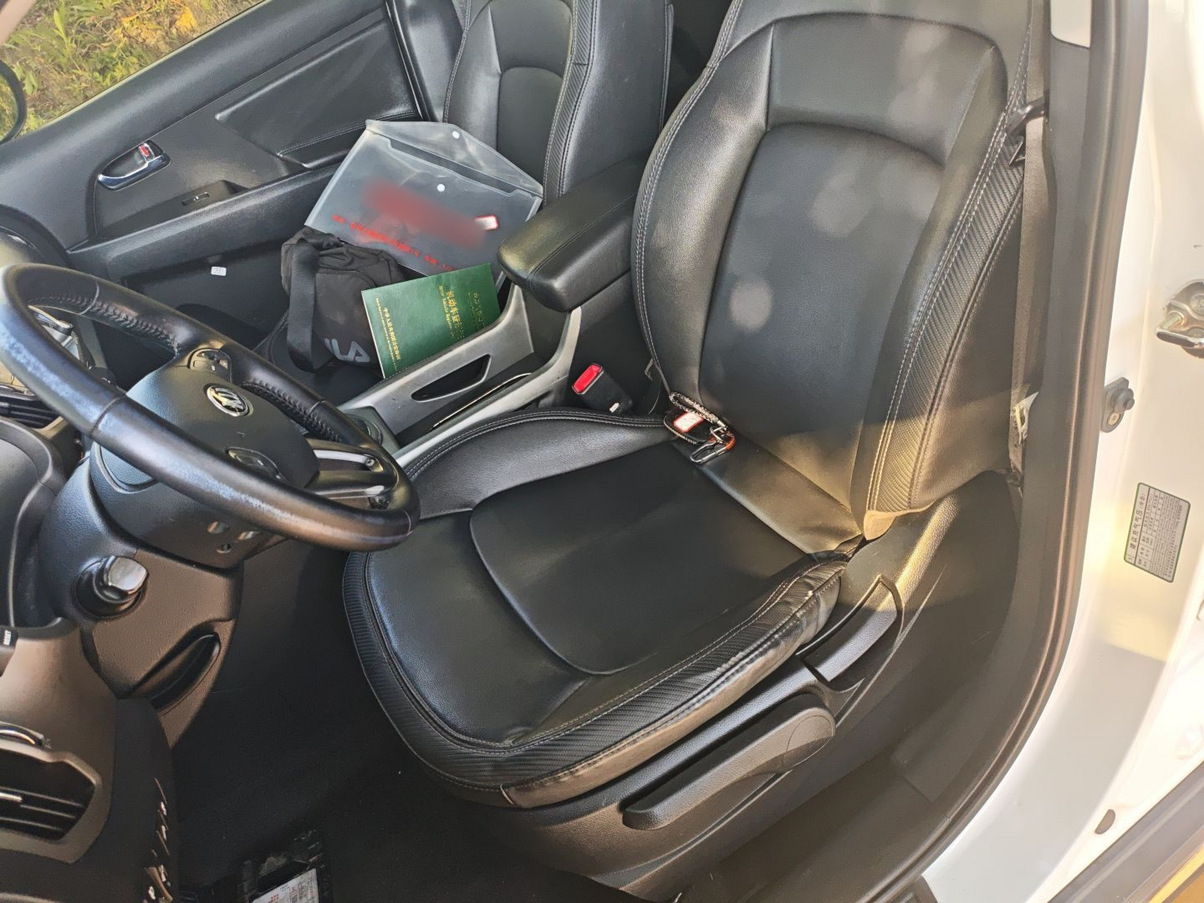 المقاعد الأمامية داخل السيارة