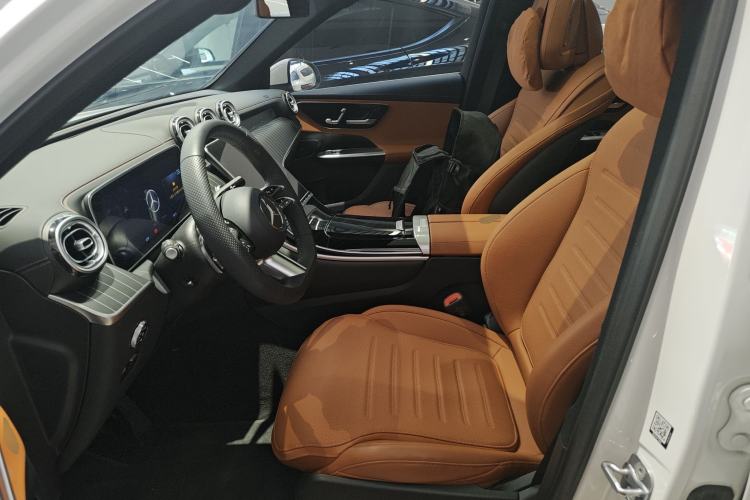 Used Mercedes-Benz GLC 2023 Facelift GLC 260 L 4MATIC Luxury Version 5 Seats
