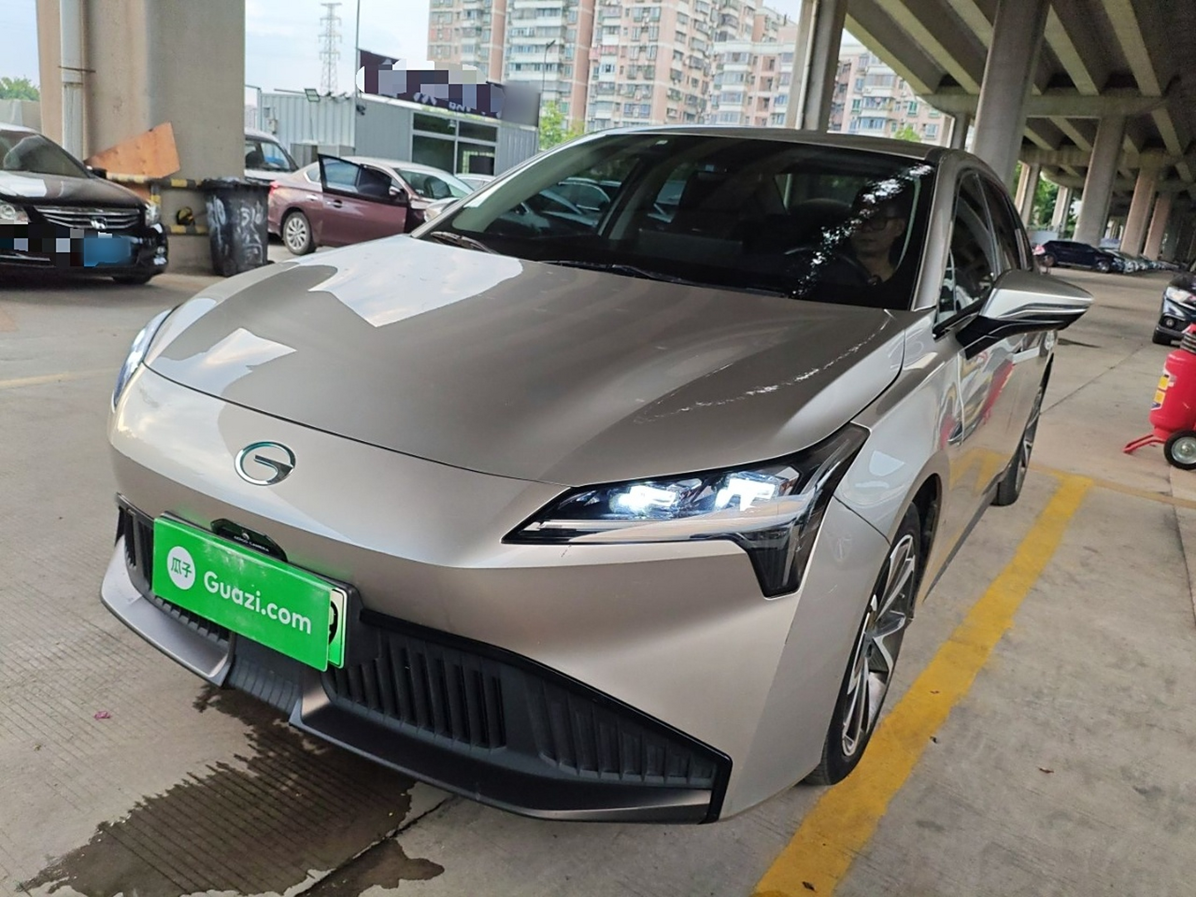 Под передней частью автомобиля