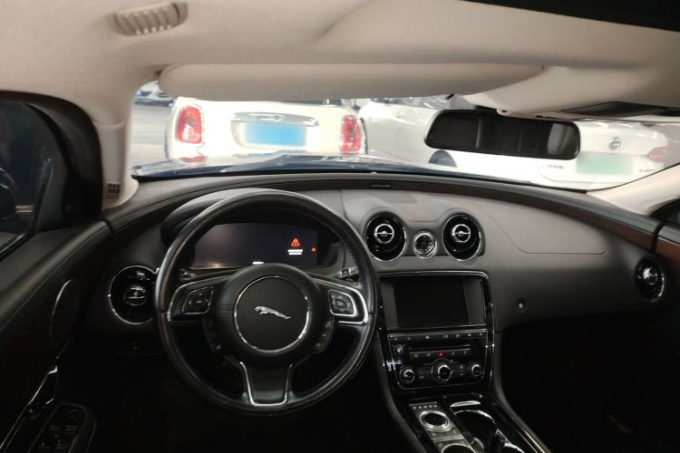 Used Jaguar XJ 2016 XJL 2.0T Two-Wheel-Drive Elegant Business Edition
