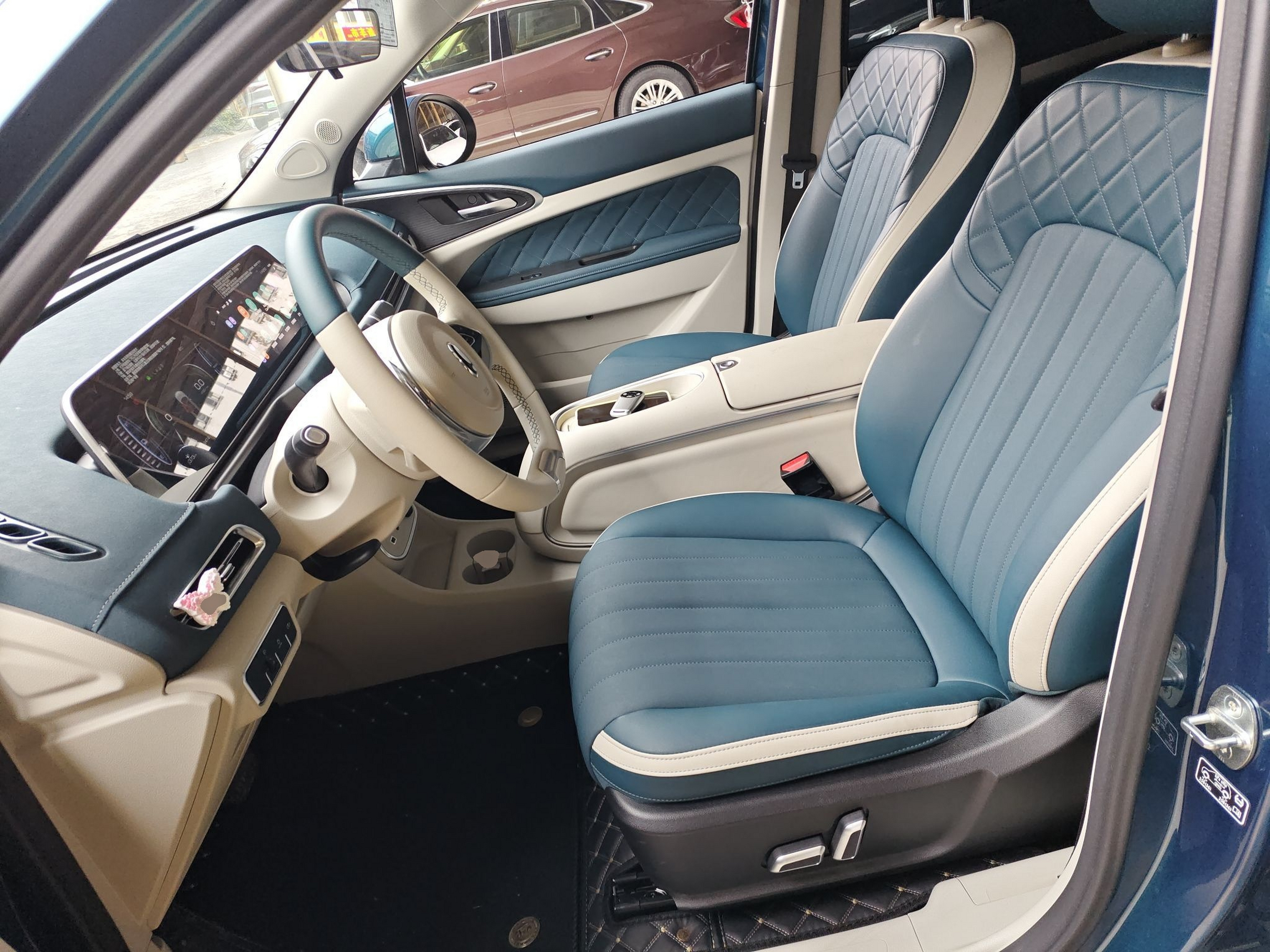 Переднее сиденье в автомобиле