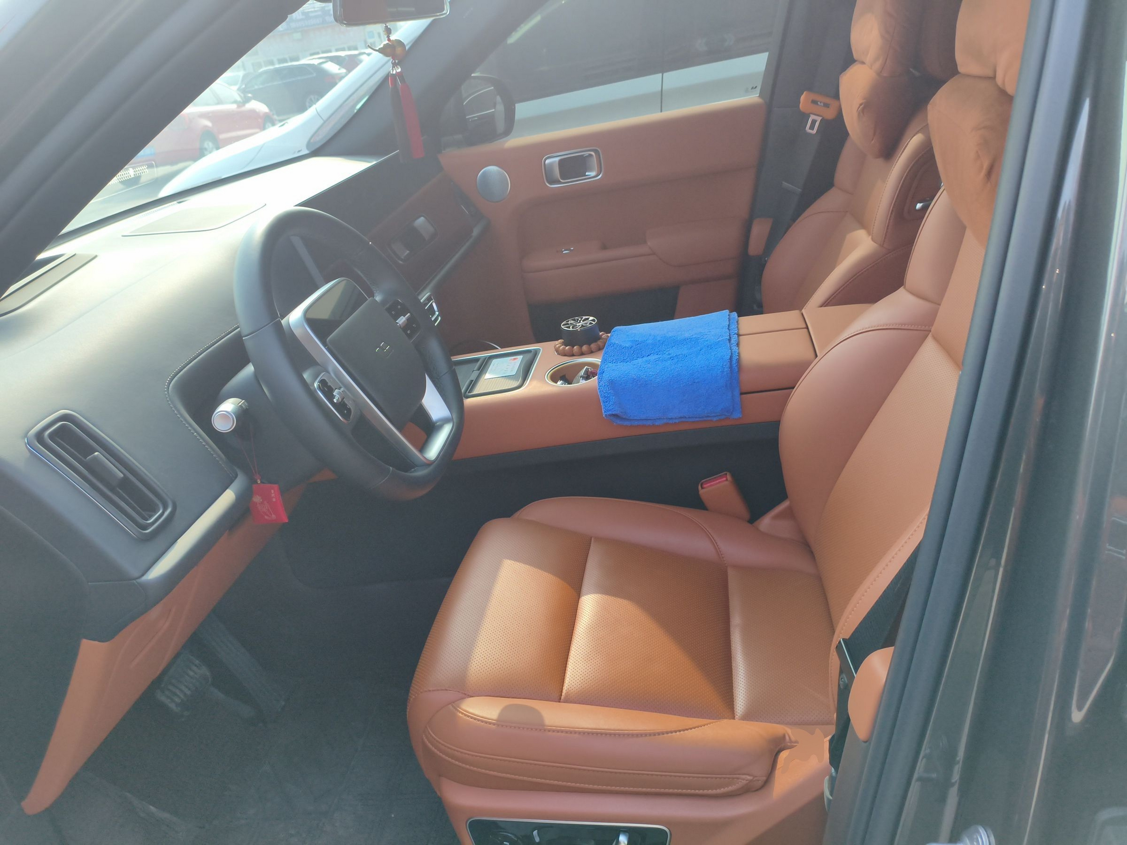 المقاعد الأمامية داخل السيارة