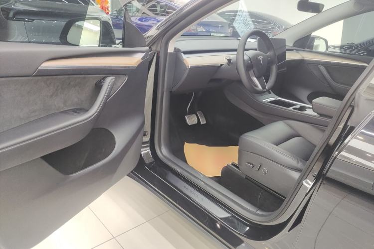 Used Tesla Model Y 2022 Long-Range All-Wheel-Drive Version