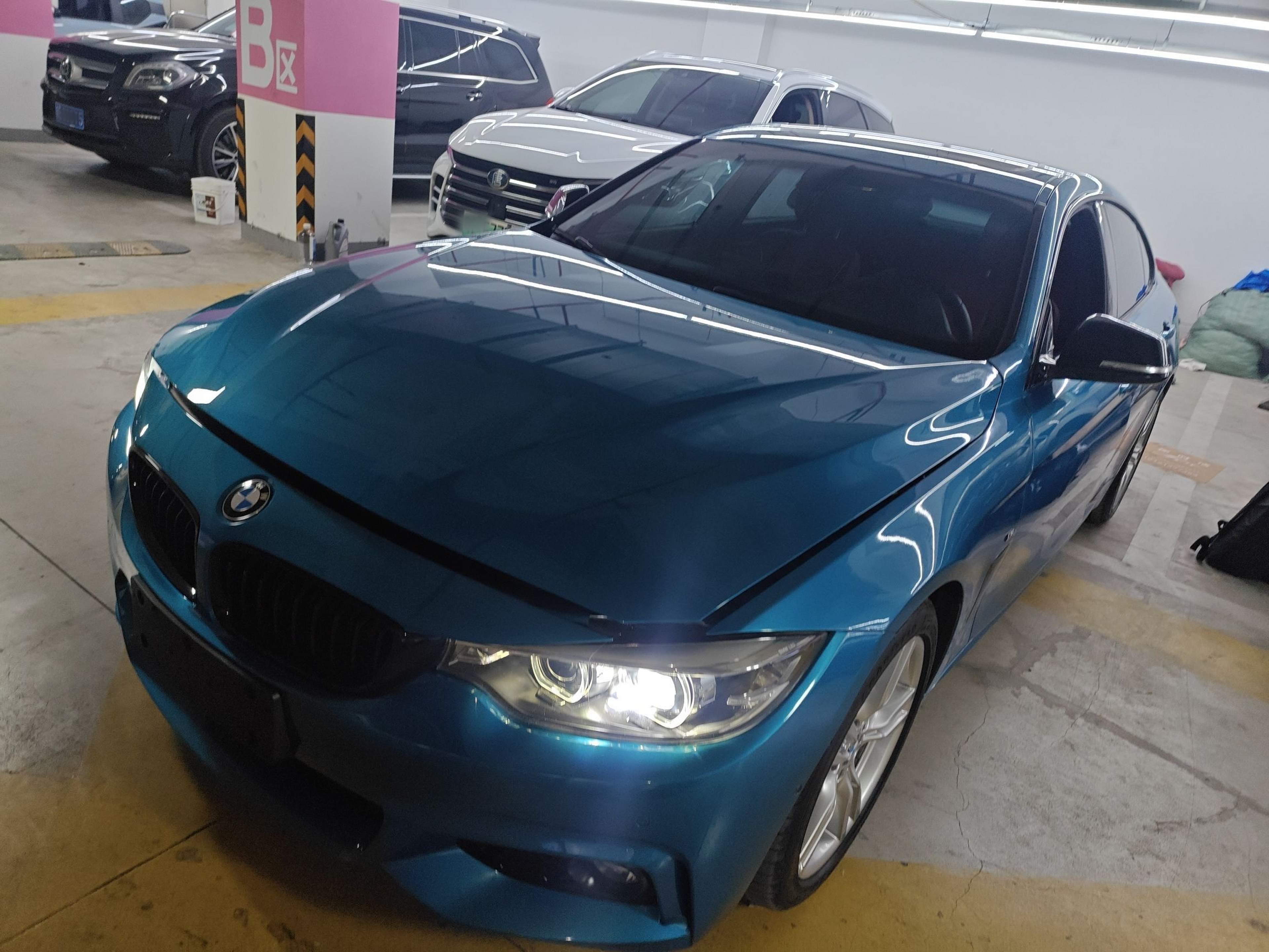 تحت مقدمة السيارة