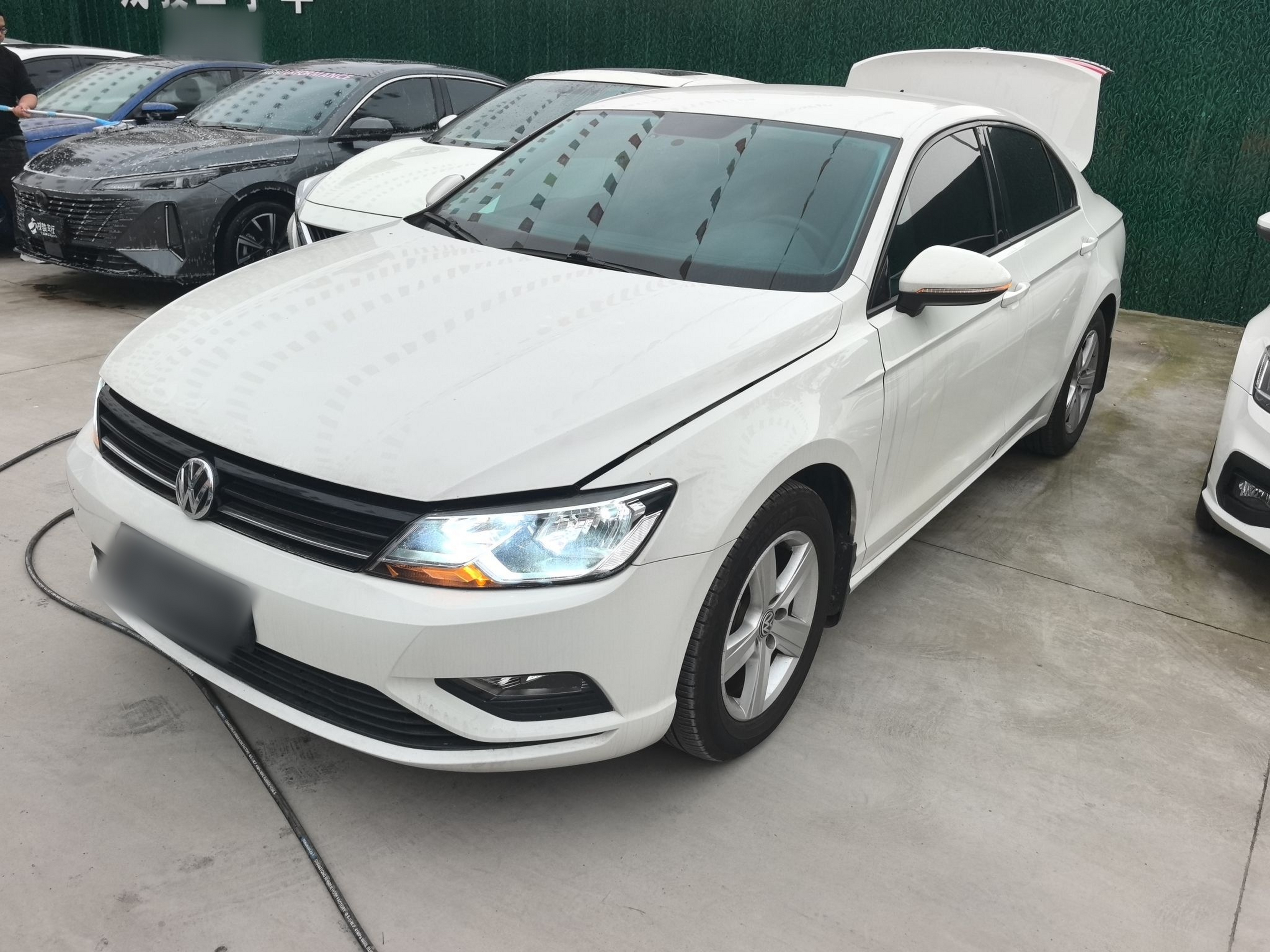 تحت مقدمة السيارة