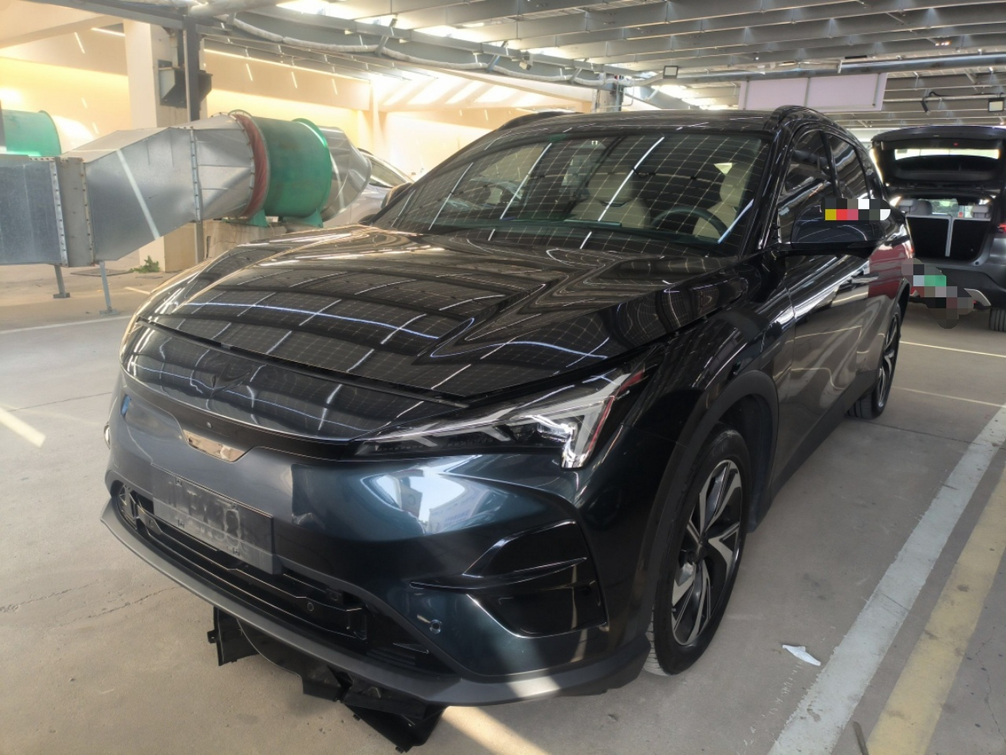 تحت مقدمة السيارة