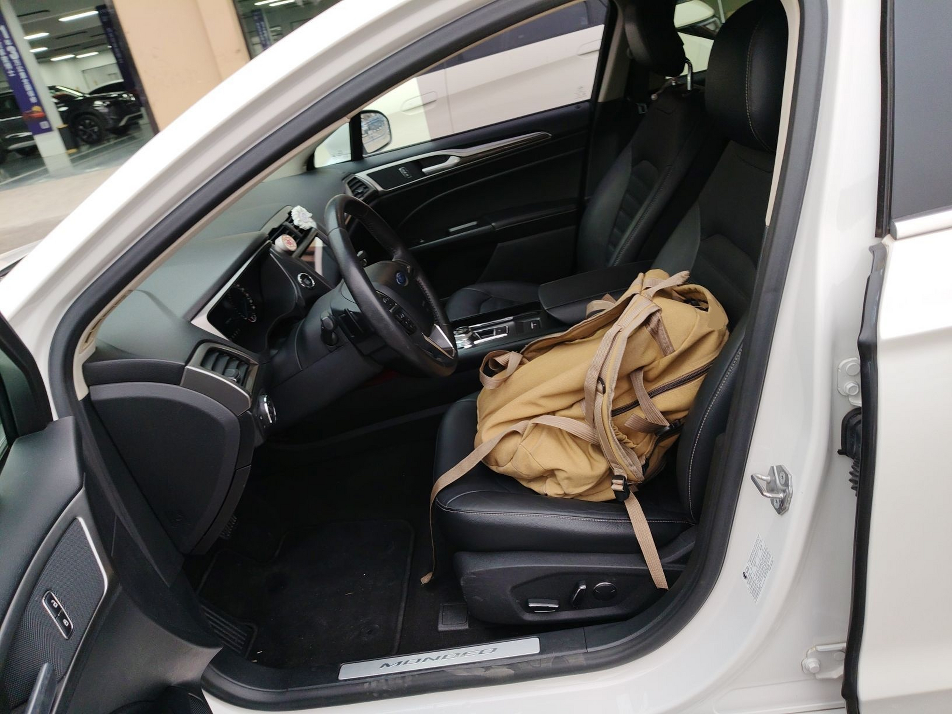 Переднее сиденье в автомобиле