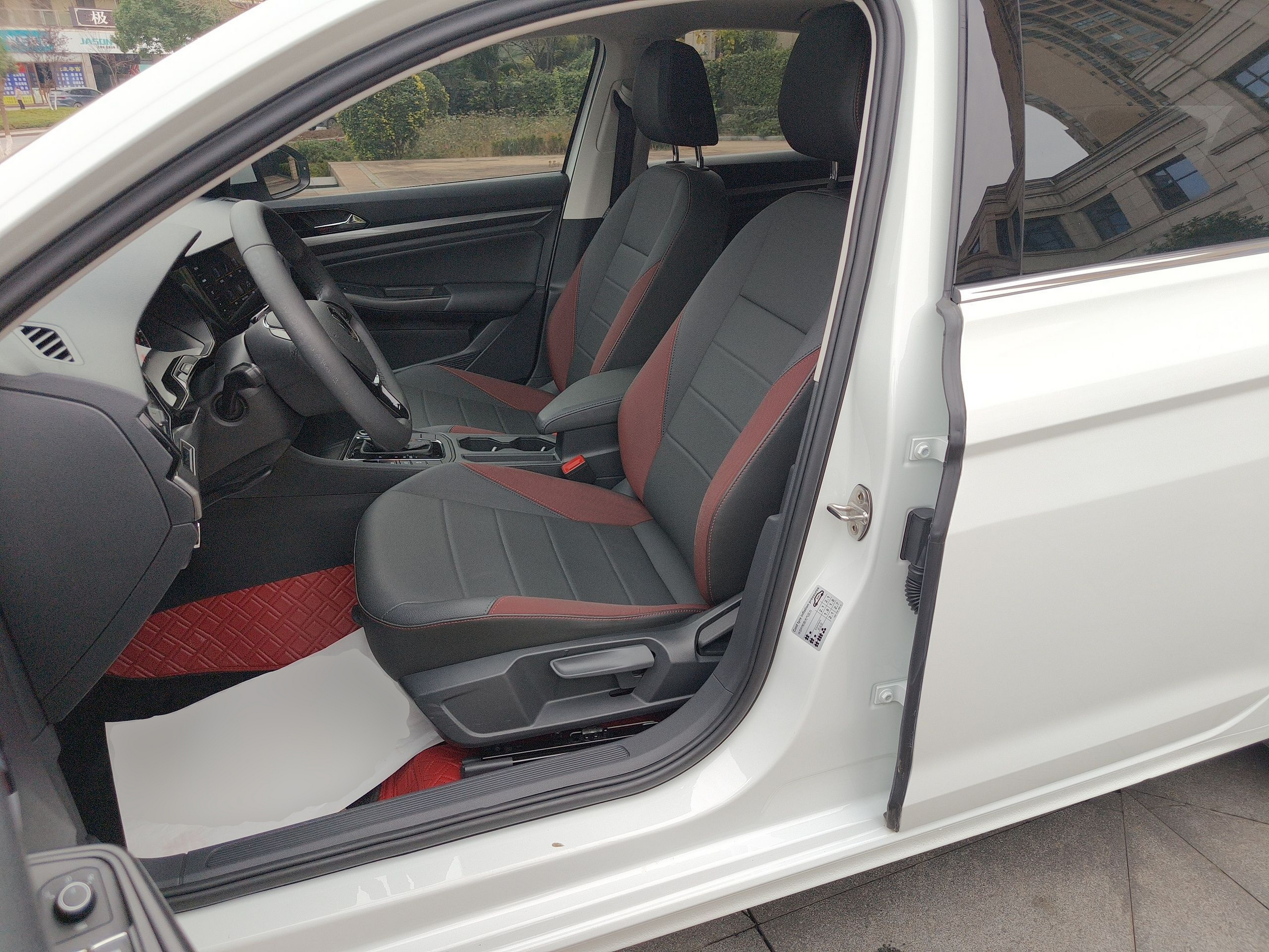 Переднее сиденье в автомобиле