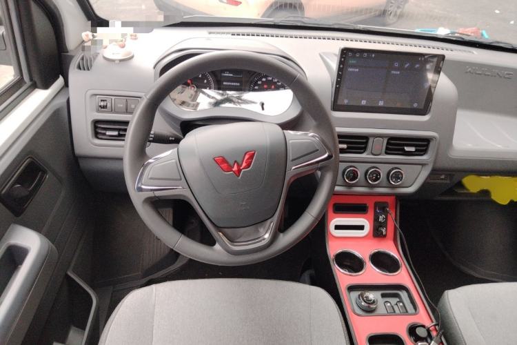 Used Wuling Yangguang 2024 300KM Comfort Version Passenger Van 75kW