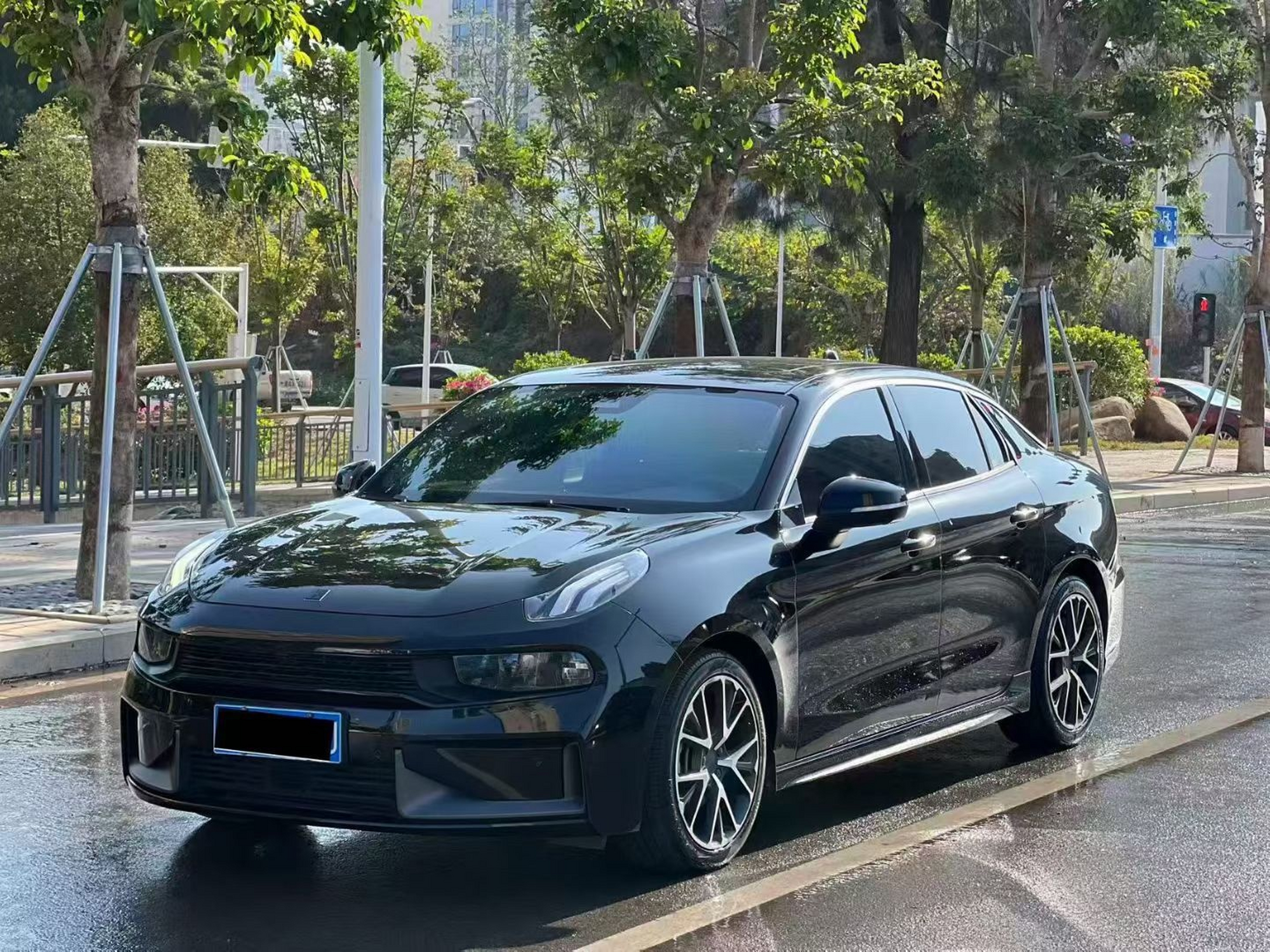 Под передней частью автомобиля