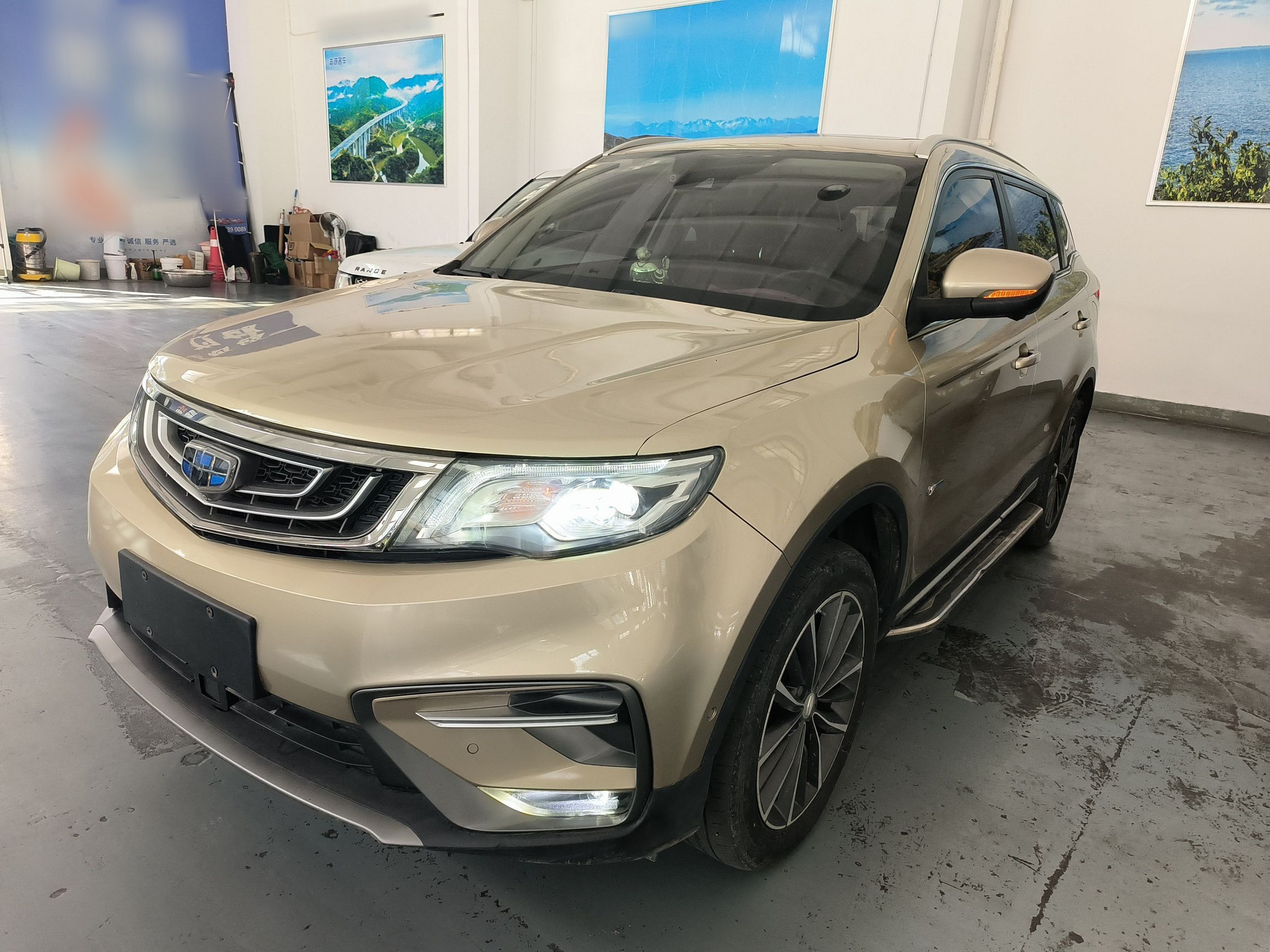 تحت مقدمة السيارة