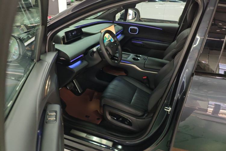 Used  HL 2025 700 Ultra Six-Seater All-Wheel-Drive LiDAR Version
