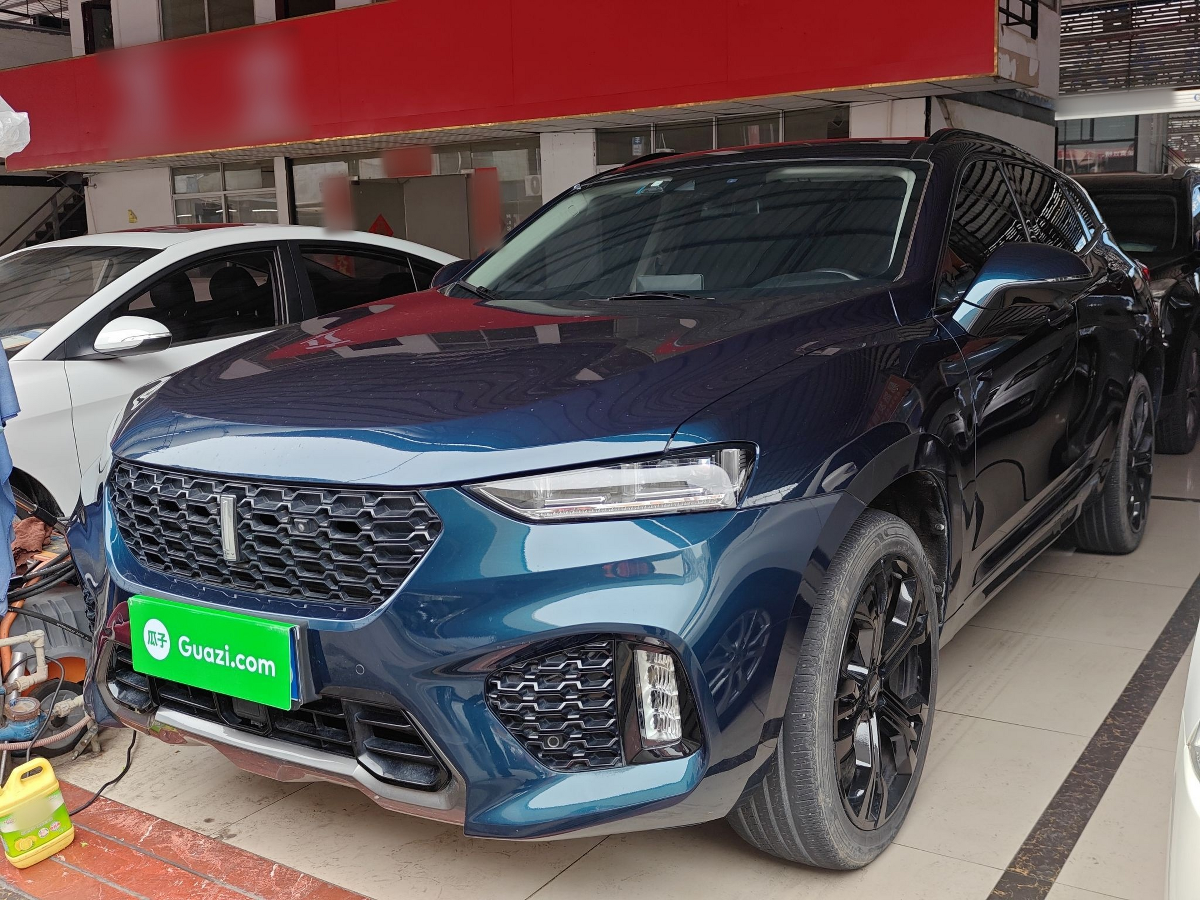 Под передней частью автомобиля