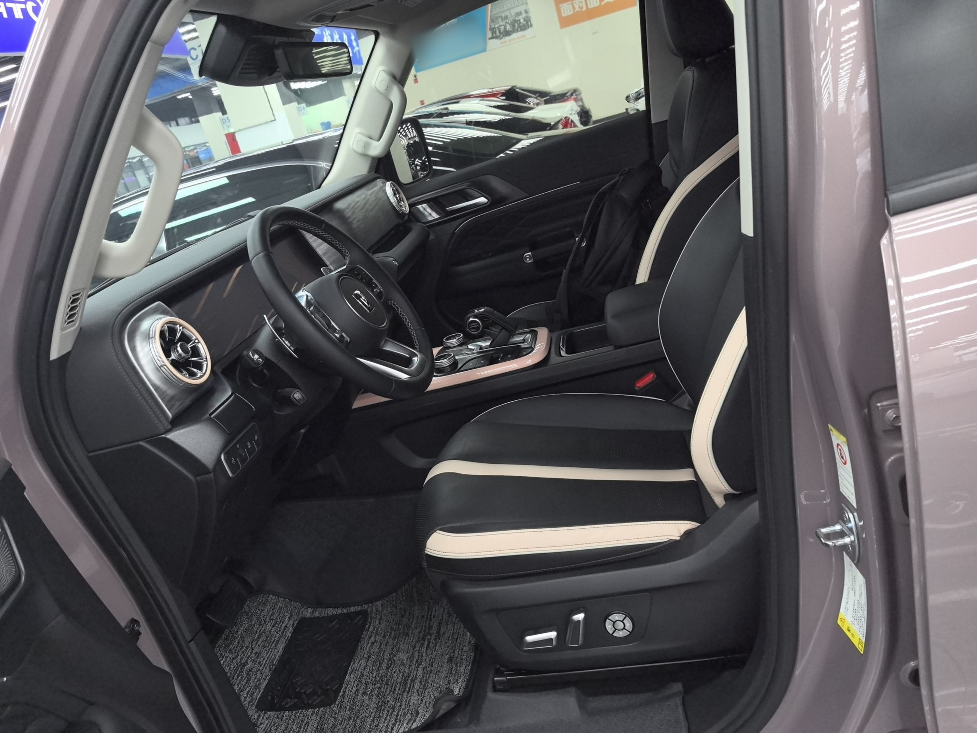 المقاعد الأمامية داخل السيارة