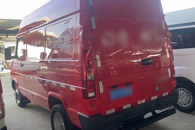 Used Iveco Daily 2023 2.8T V35 Van Short Wheelbase Mid-Roof Design Dual Tires Side-Swing Doors 2-3 Seater
