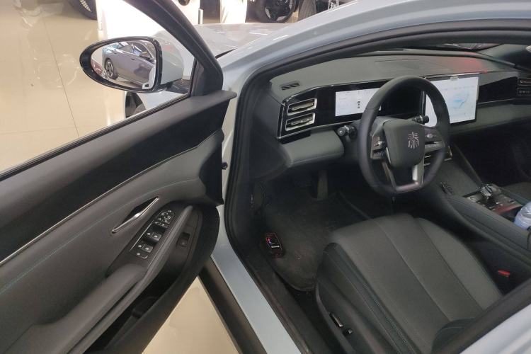 Used BYD Qin L 2025 DM-i Smart Drive 120KM Superior Model
