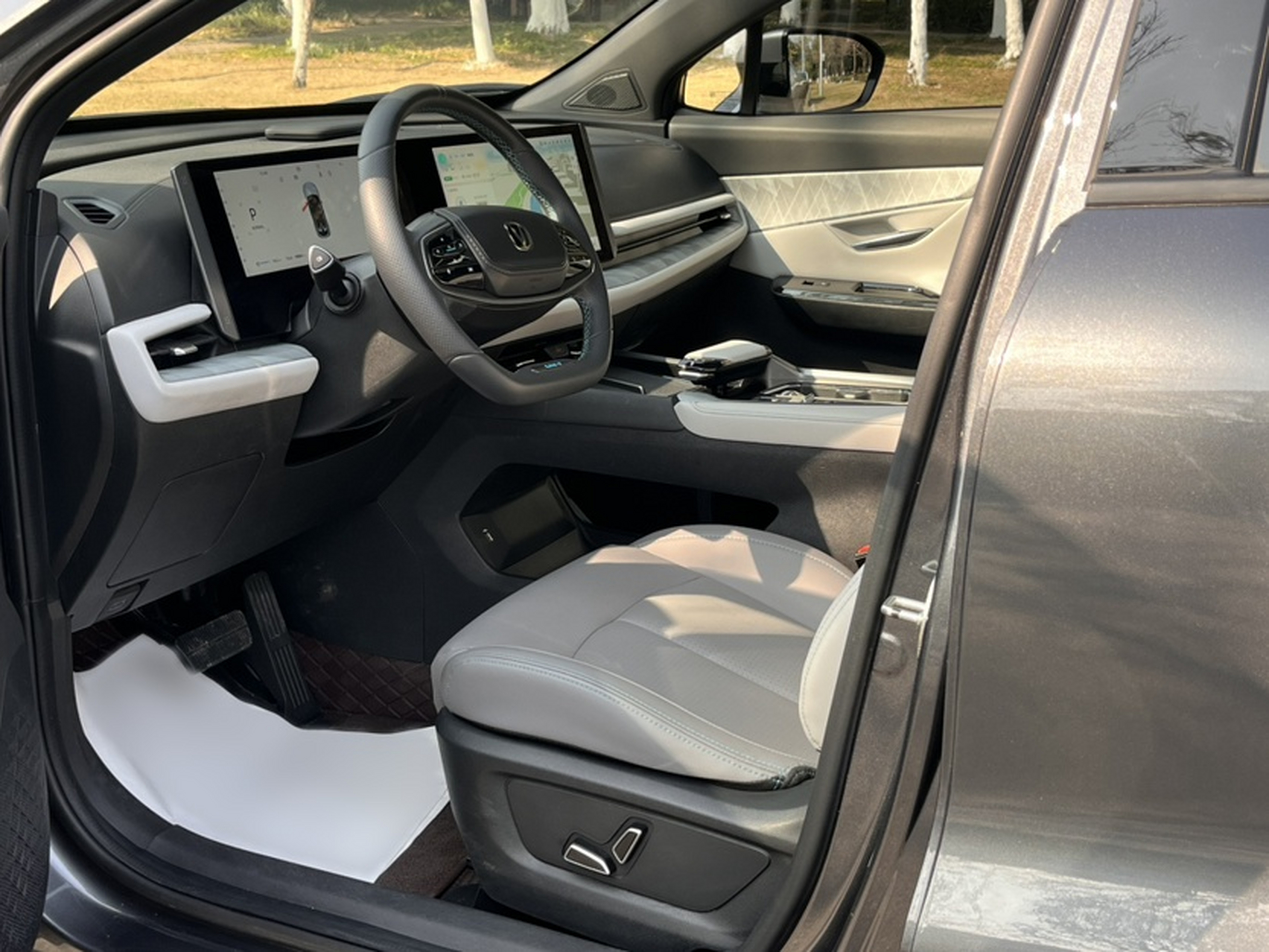 المقاعد الأمامية داخل السيارة