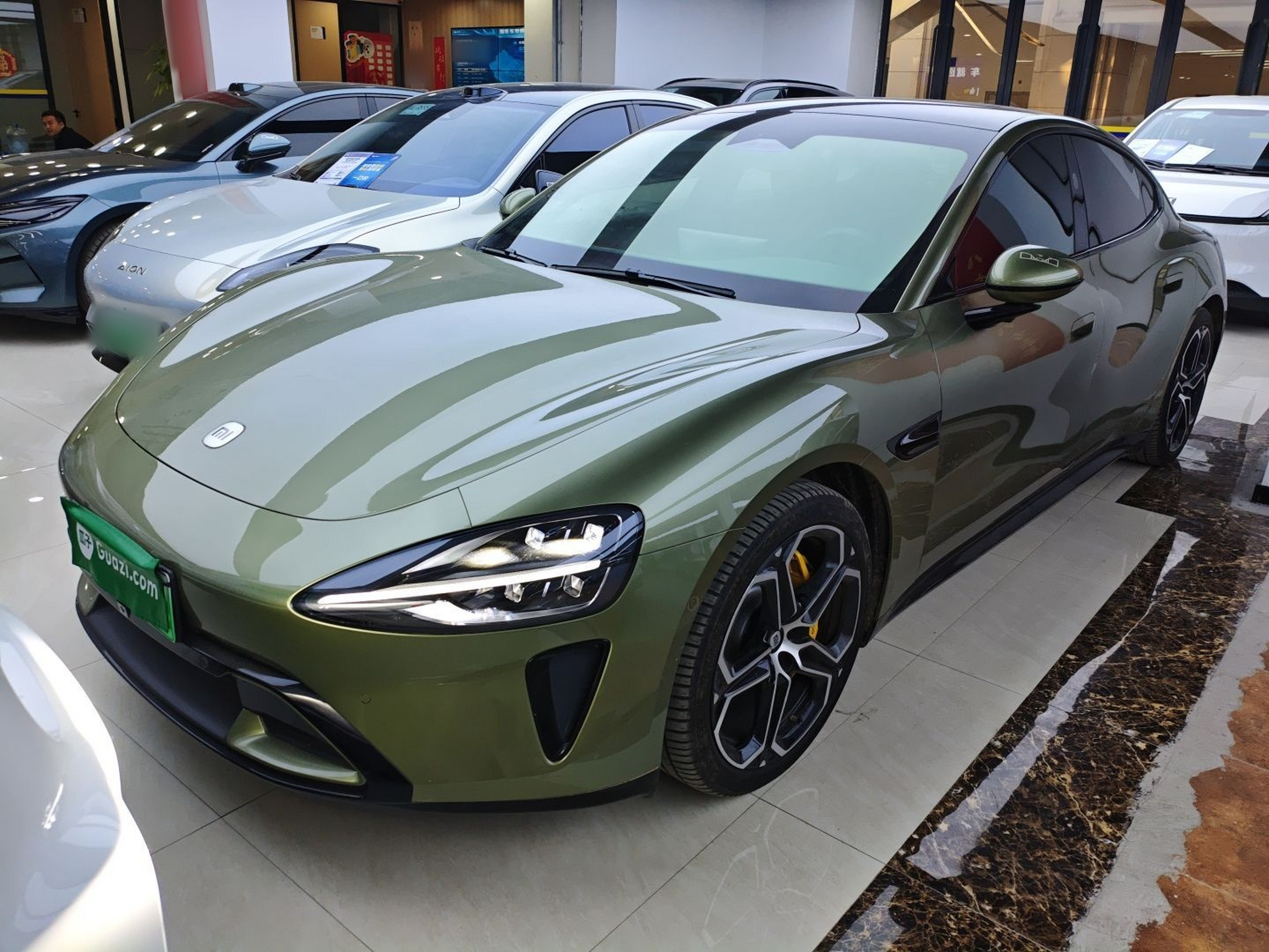 تحت مقدمة السيارة