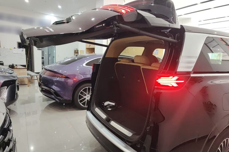 Used Denza D9 2025 DM-i Intelligent Drive 1020 Four-Wheel Drive Flagship Model
