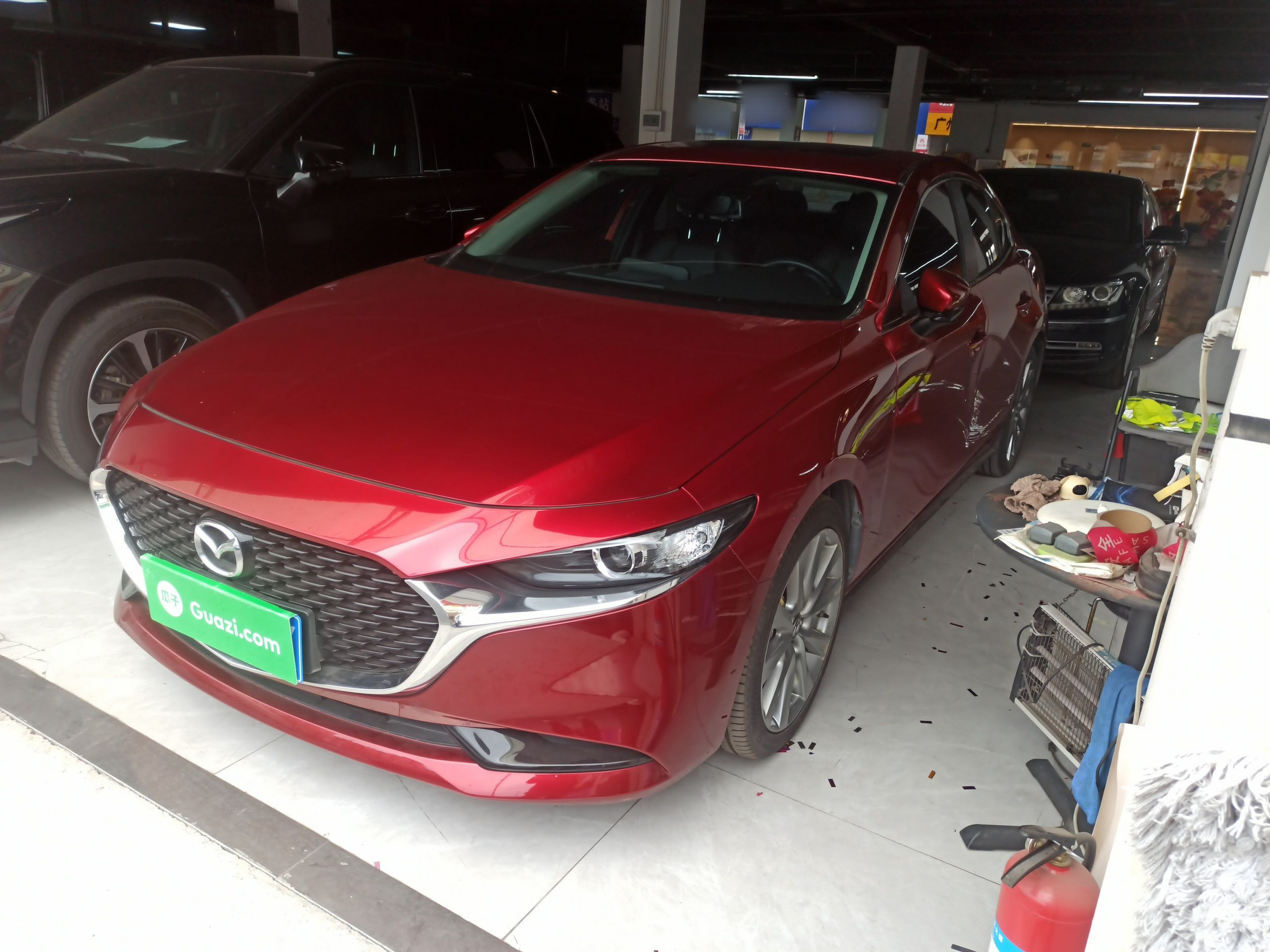 تحت مقدمة السيارة