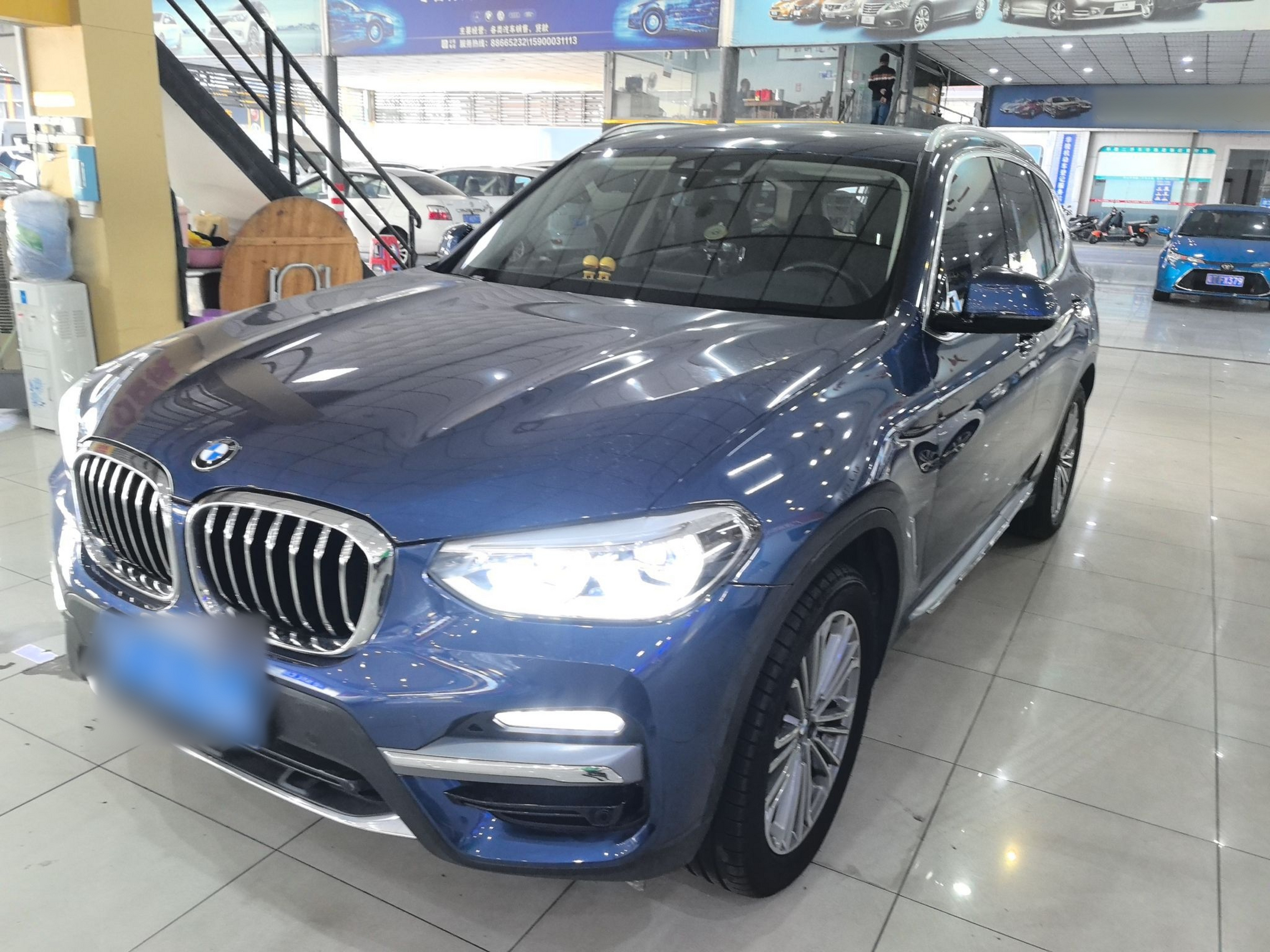 Под передней частью автомобиля